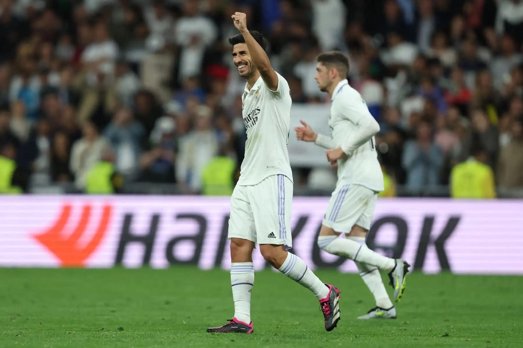 El centrocampista español del Real Madrid Marco Asensio celebra el primer gol de su equipo durante el partido de fútbol de la liga española entre el Real Madrid CF y el RC Celta de Vigo en el estadio Santiago Bernabéu de Madrid. Foto: AFP