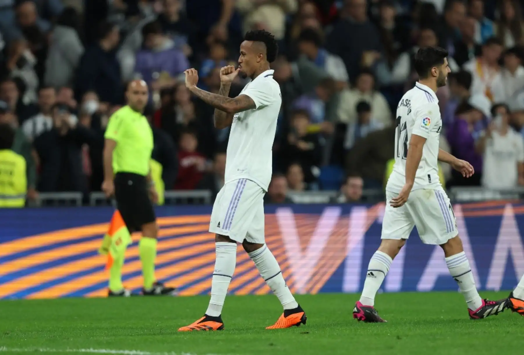 El defensa brasileño del Real Madrid Eder Militao celebra el segundo gol de su equipo durante el partido de fútbol de la liga española entre el Real Madrid CF y el RC Celta de Vigo en el estadio Santiago Bernabéu de Madrid. Foto: AFP