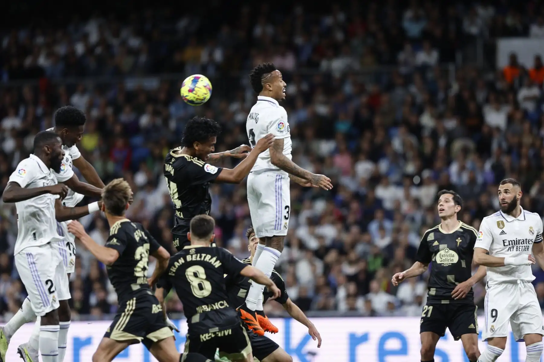 El defensa brasileño del Real Madrid,Eder Militao (c) y el centrocampista del Celta Renato Tapia luchan por el balón durante el partido de la jornada 30 de Liga que Real Madrid y Celta de Vigo disputan este sábado en el estadio Santiago Bernabéu, en Madrid. Foto: EFE