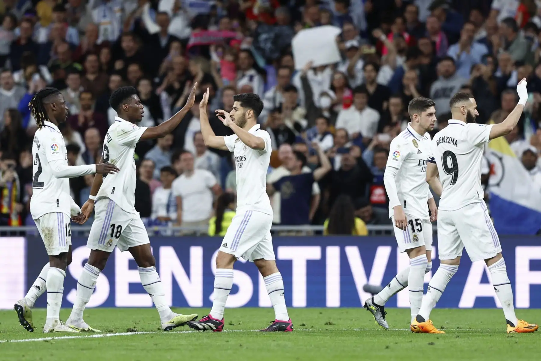 El centrocampista del Real Madrid, Marco Asensio (c), celebra con sus compañeros el primer gol del equipo madridista durante el partido de la jornada 30 de Liga que Real Madrid y Celta de Vigo disputan este sábado en el estadio Santiago Bernabéu, en Madrid. Foto: EFE