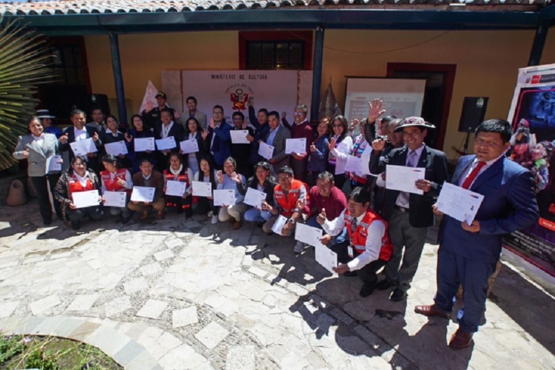 Con la finalidad de garantizar una adecuada atención de los servicios públicos a la ciudadanía en su lengua materna, el Ministerio de Cultura certificó en la ciudad de Huancavelica a más de 70 servidores públicos bilingües.