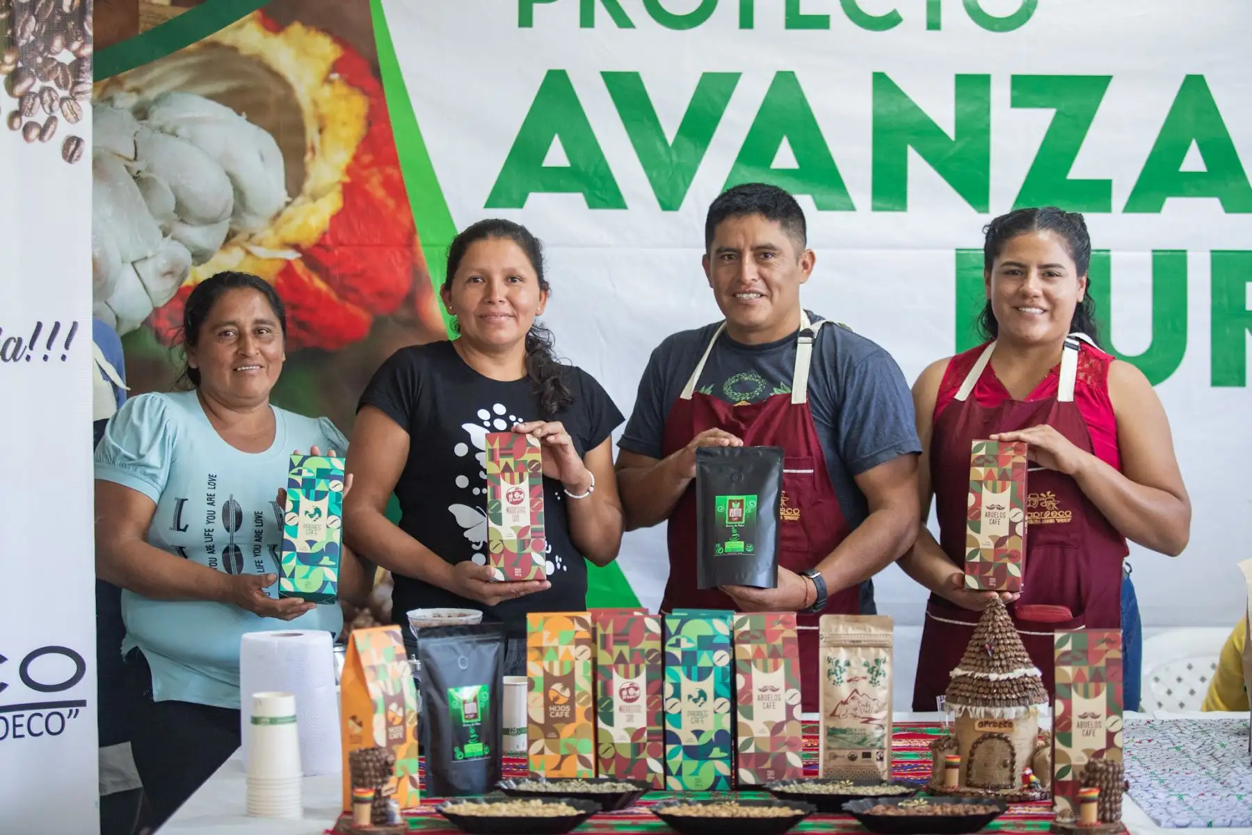 Para impulsar a los pequeños productores de la selva y conquistar nuevos mercados, la ministra de Desarrollo Agrario y Riego, Nelly Paredes, manifestó que solo en la región San Martín se invirtió S/ 60.8 millones, en el financiamiento de planes de negocio para beneficiar a más de 9 mil agricultores organizados. Foto: ANDINA/Ministerio de Desarrollo Agrario y Riego