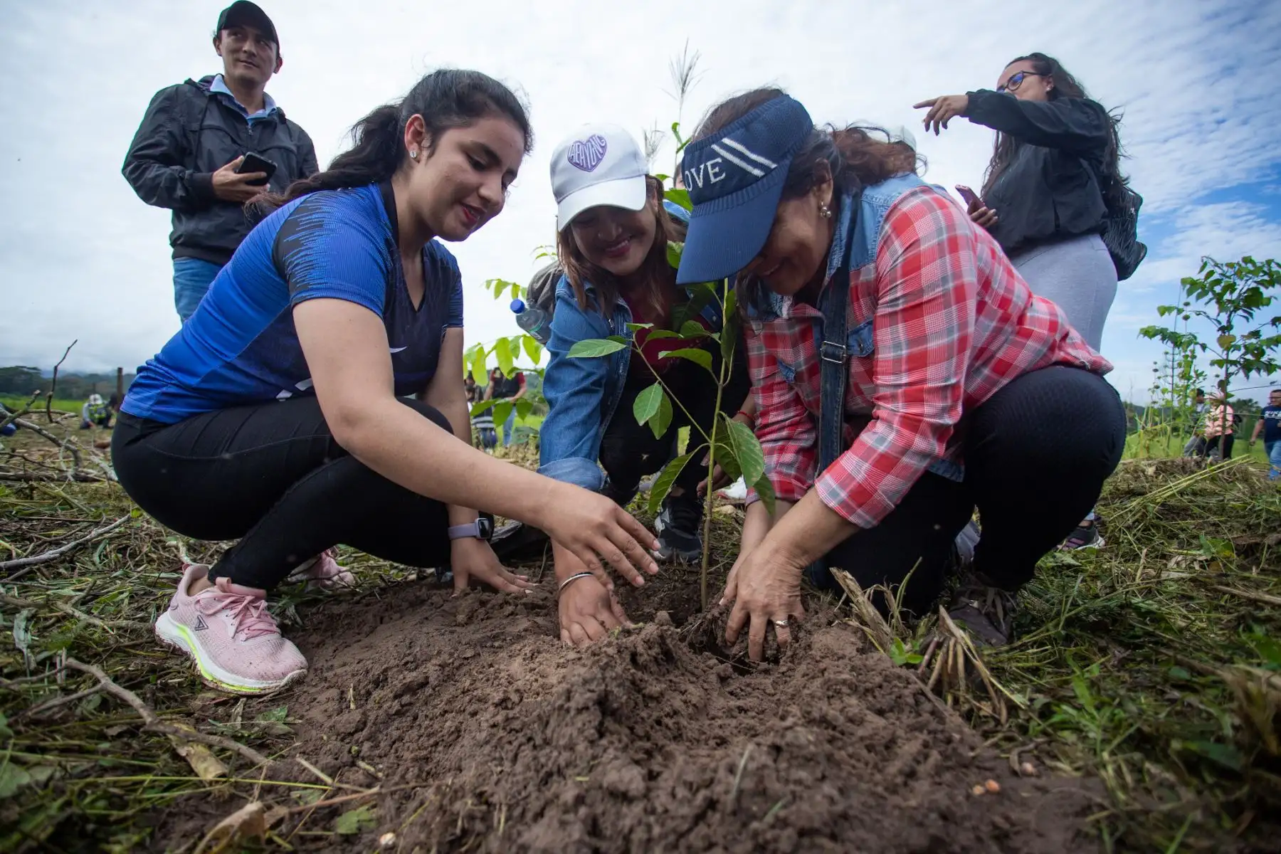 Lanzamiento de la “Gran Cruzada Verde” en el marco del “Día Internacional de la Tierra” que se celebra hoy, y que se orienta a fomentar y fortalecer las buenas prácticas ambientales de la ciudadanía respecto de la conservación de los recursos naturales contando con la participación activa de todos los actores de la sociedad. Foto: ANDINA/Ministerio de Desarrollo Agrario y Riego