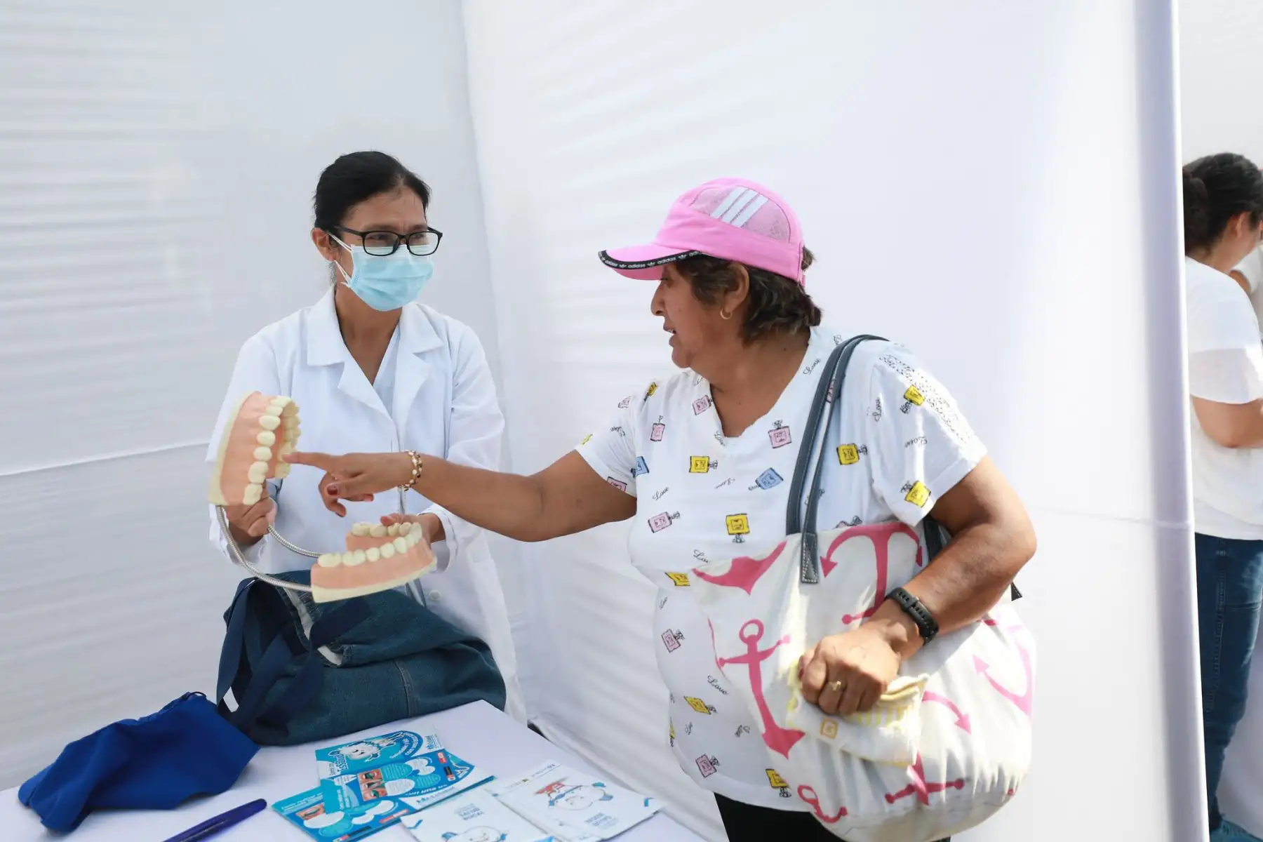 Con el lema ¡Muévete por tu salud!, el Seguro Social de Salud (EsSalud) llevó a cabo la Gran jornada de actividad física en el Parque de la Exposición de Lima, donde se realizaron distintas dinámicas que alegraron a más de 500 asegurados de los distintos grupos etarios: niños, jóvenes, adultos y adultos mayores. Foto: ANDINA/EsSalud