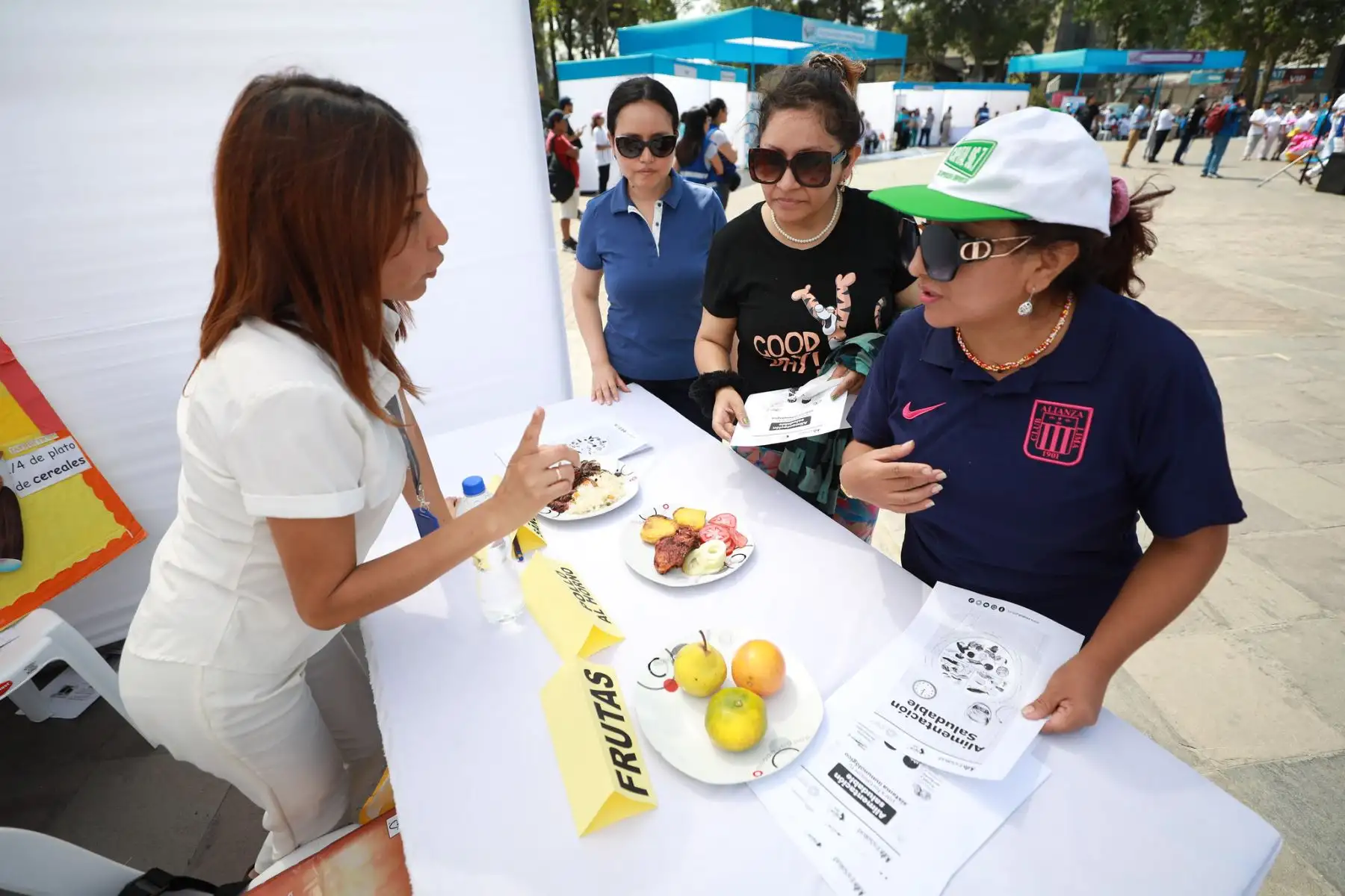 Con el lema ¡Muévete por tu salud!, el Seguro Social de Salud (EsSalud) llevó a cabo la Gran jornada de actividad física en el Parque de la Exposición de Lima, donde se realizaron distintas dinámicas que alegraron a más de 500 asegurados de los distintos grupos etarios: niños, jóvenes, adultos y adultos mayores. Foto: ANDINA/EsSalud