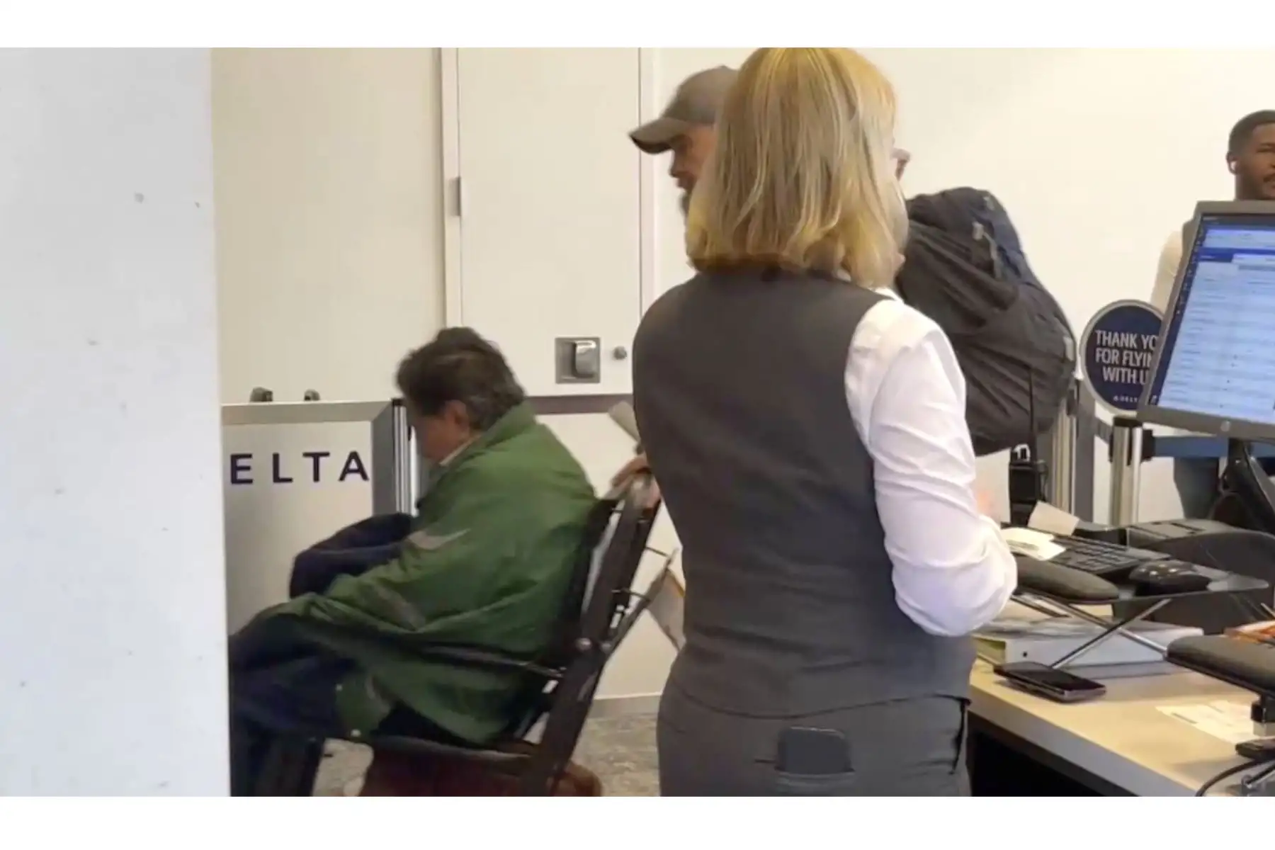 Captura de un video donde se puede ver al expresidente peruano Alejandro Toledo (2001-2006) esperando para volar desde el Aeropuerto Internacional de San Francisco al de Los Ángeles, donde permanecerá menos de cuatro horas antes de despegar hacia Lima (Perú), hoy en San Francisco (EE. UU). Se pudo captar el momento en el interior del Aeropuerto de San Francisco en el que Toledo, que fue transportado en una silla de ruedas y vestía una chaqueta verde. Foto: EFE
