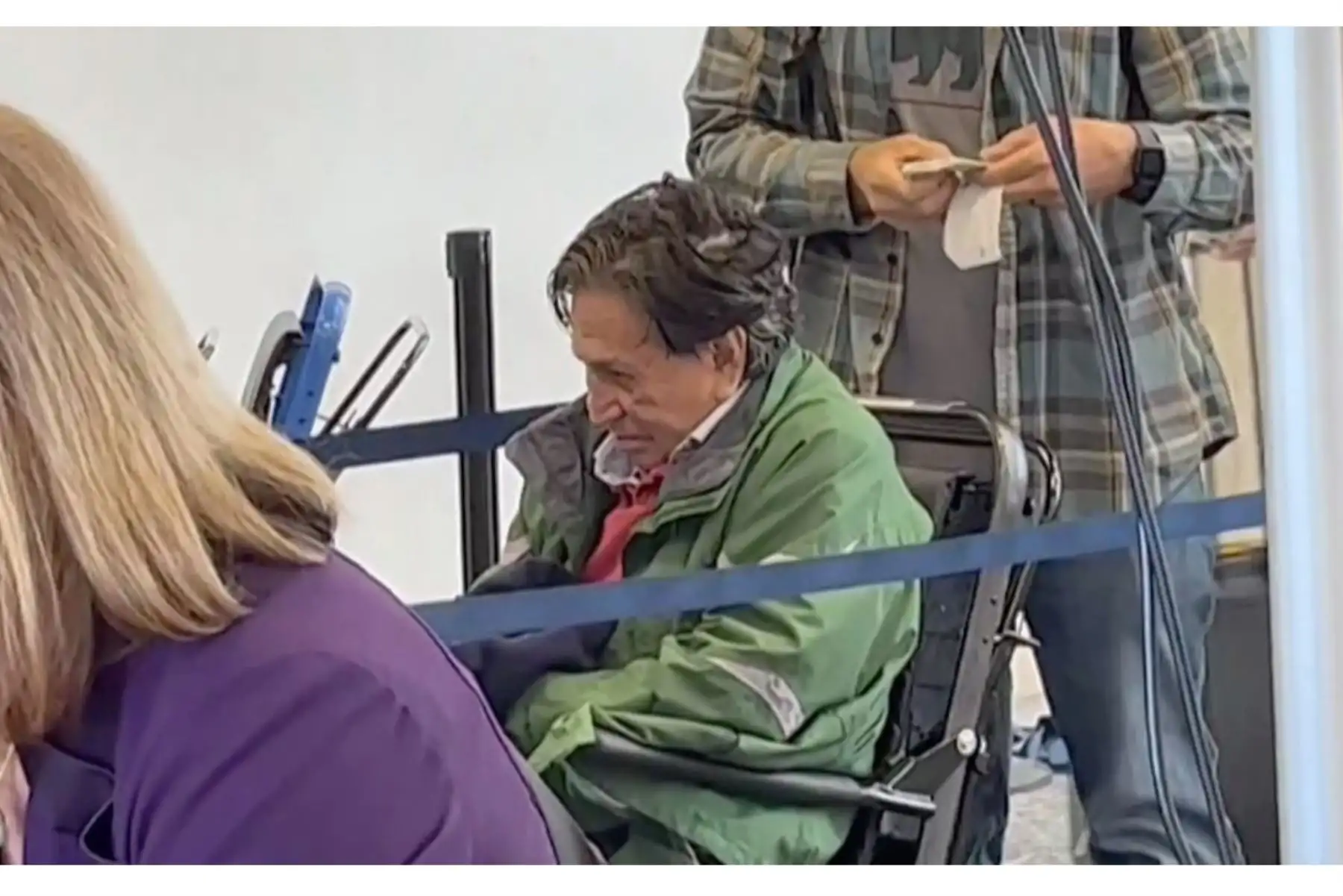 Captura de un video donde se puede ver al expresidente peruano Alejandro Toledo (2001-2006) esperando para volar desde el Aeropuerto Internacional de San Francisco al de Los Ángeles, donde permanecerá menos de cuatro horas antes de despegar hacia Lima (Perú), hoy en San Francisco (EE. UU). Se pudo captar el momento en el interior del Aeropuerto de San Francisco en el que Toledo, que fue transportado en una silla de ruedas y vestía una chaqueta verde. Foto: EFE