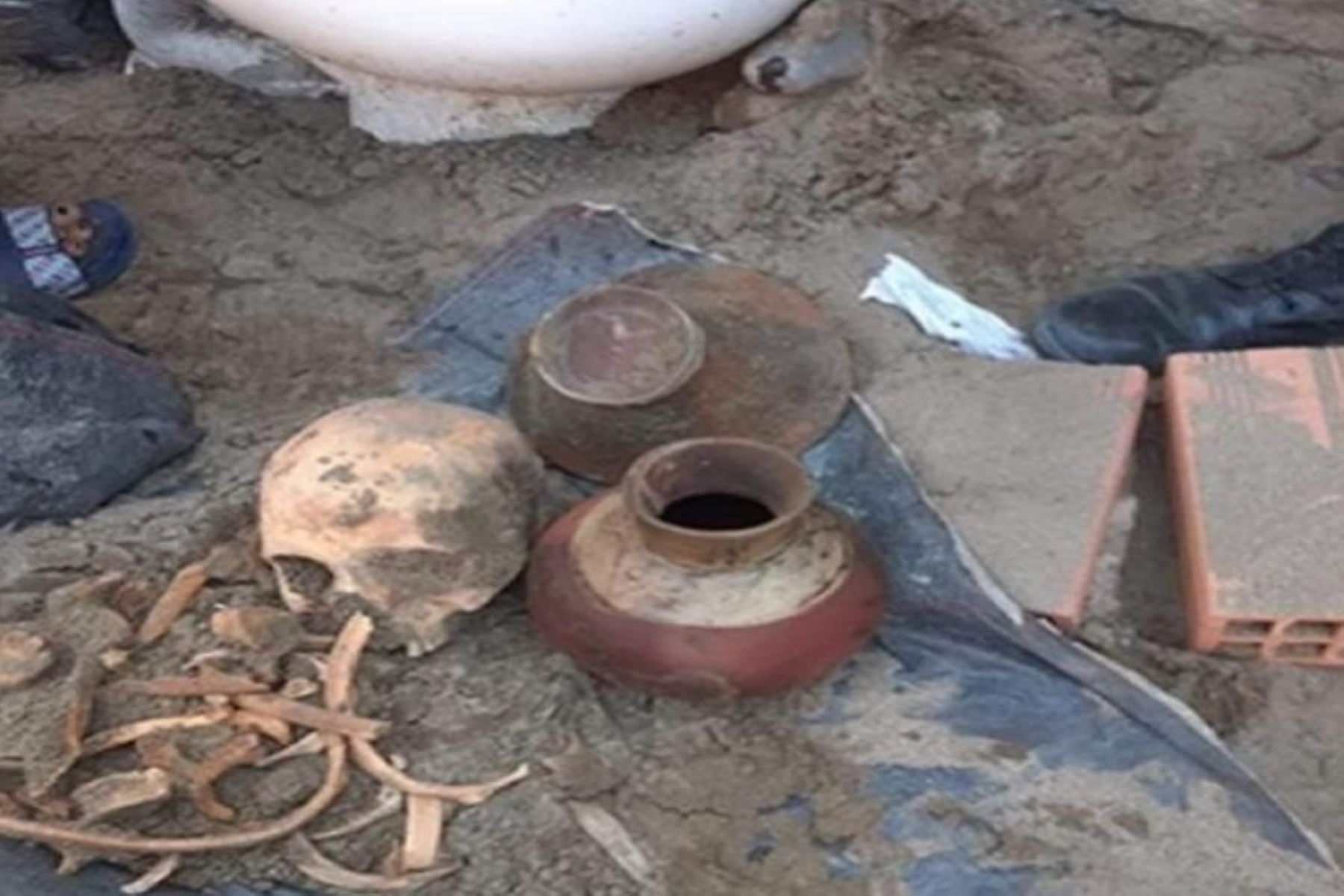 Los vecinos dieron aviso a los representantes del Ministerio de Cultura a fin de que puedan asumir la custodia de estos restos y realicen las indagaciones del caso.