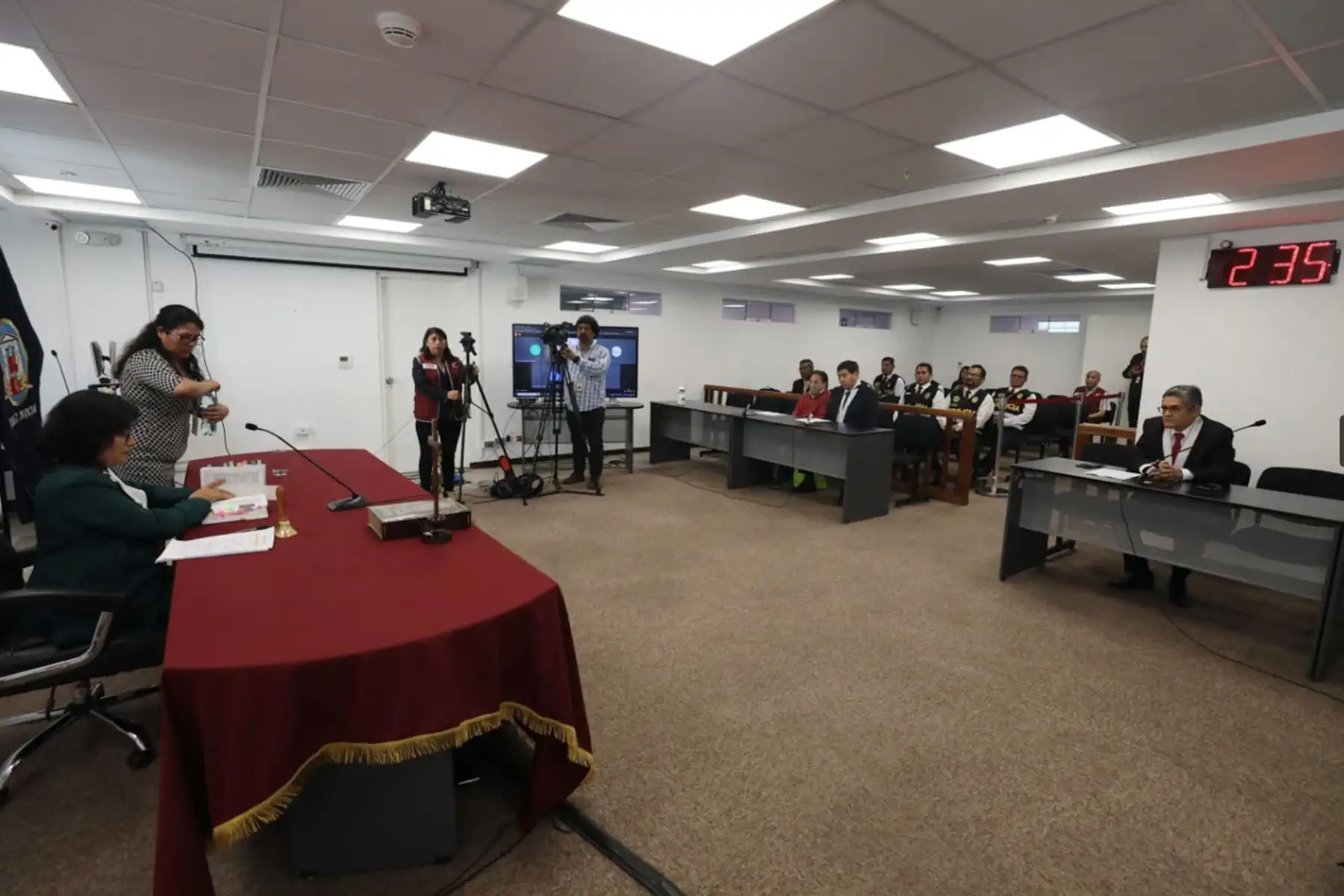 El Poder Judicial, a través de la jueza penal de turno de la Corte Superior Nacional, Margarita Salcedo Guevara, cumple con realizar el procedimiento de control de identidad al expresidente Alejandro Toledo Manrique tras ser extraditado de Estados Unidos.
Foto: Poder Judicial