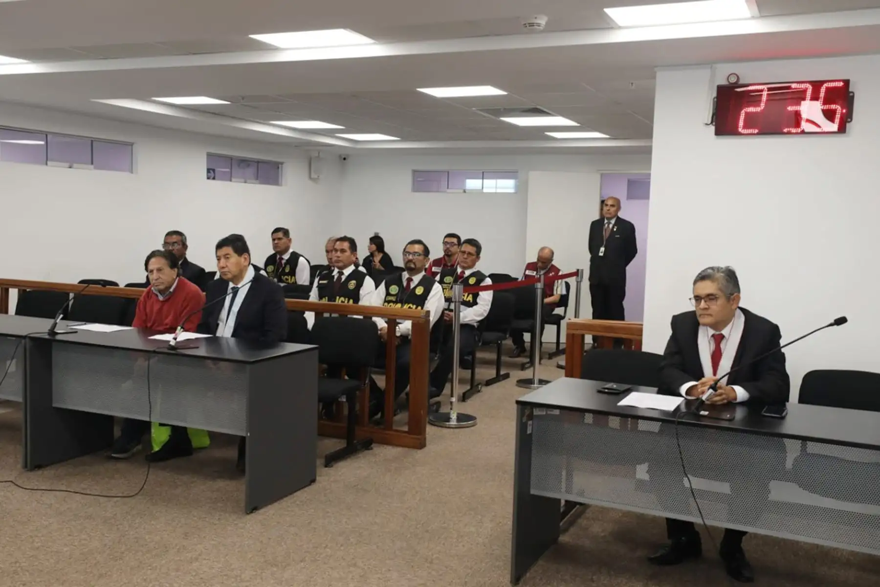 El Poder Judicial, a través de la jueza penal de turno de la Corte Superior Nacional, Margarita Salcedo Guevara, cumple con realizar el procedimiento de control de identidad al expresidente Alejandro Toledo Manrique tras ser extraditado de Estados Unidos.
Foto: Poder Judicial