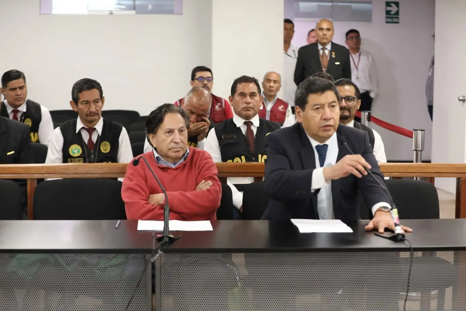 El Poder Judicial, a través de la jueza penal de turno de la Corte Superior Nacional, Margarita Salcedo Guevara, cumple con realizar el procedimiento de control de identidad al expresidente Alejandro Toledo Manrique tras ser extraditado de Estados Unidos.
Foto: Poder Judicial