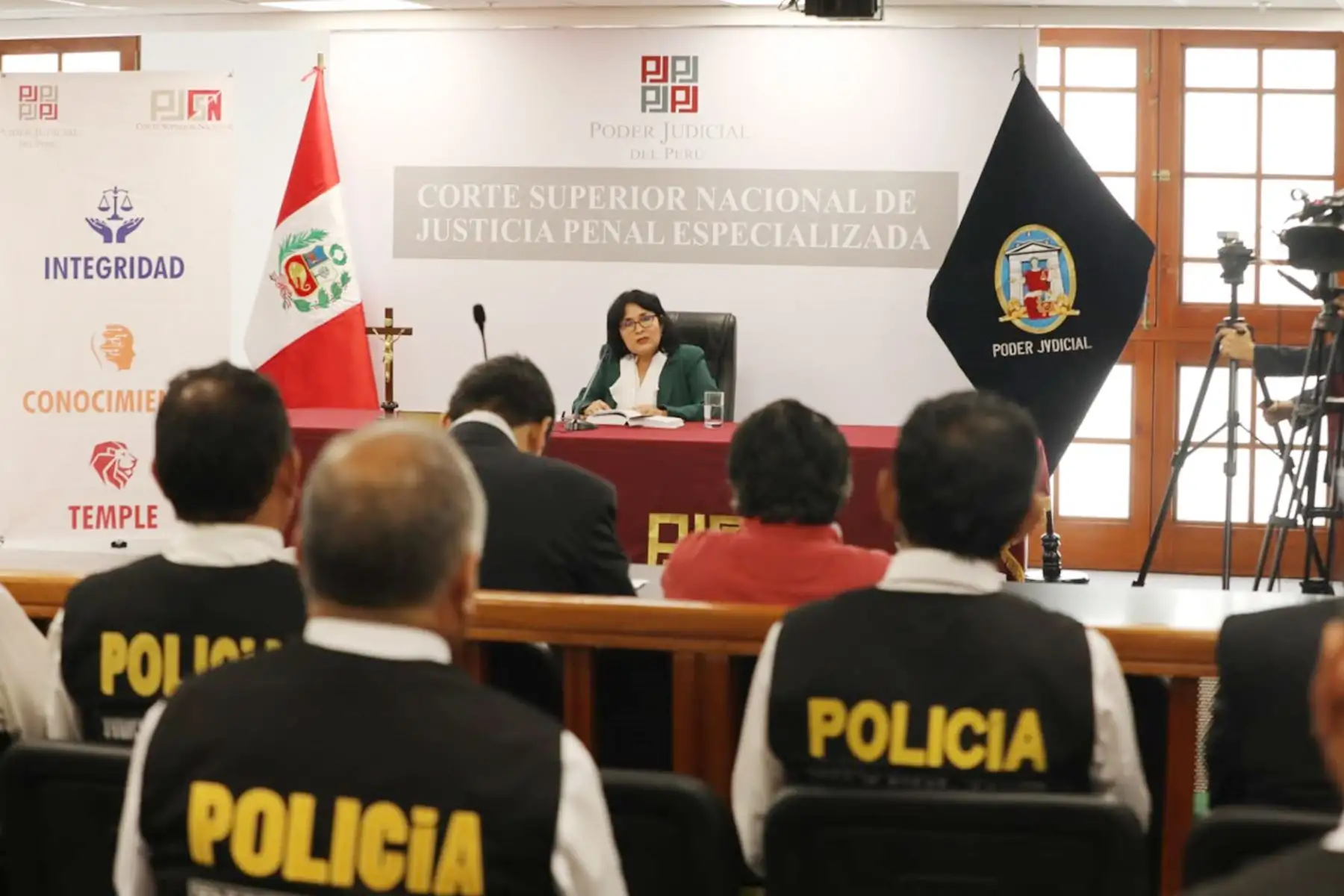 El Poder Judicial, a través de la jueza penal de turno de la Corte Superior Nacional, Margarita Salcedo Guevara, cumple con realizar el procedimiento de control de identidad al expresidente Alejandro Toledo Manrique tras ser extraditado de Estados Unidos.
Foto: Poder Judicial