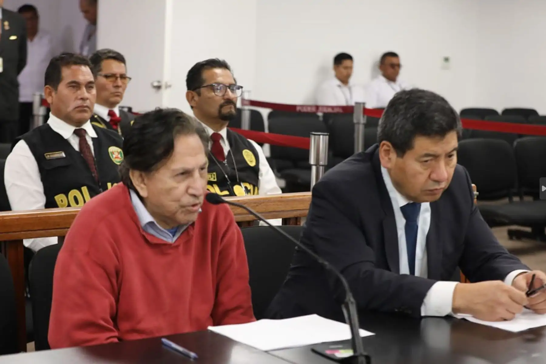 El Poder Judicial, a través de la jueza penal de turno de la Corte Superior Nacional, Margarita Salcedo Guevara, cumple con realizar el procedimiento de control de identidad al expresidente Alejandro Toledo Manrique tras ser extraditado de Estados Unidos.
Foto: Poder Judicial