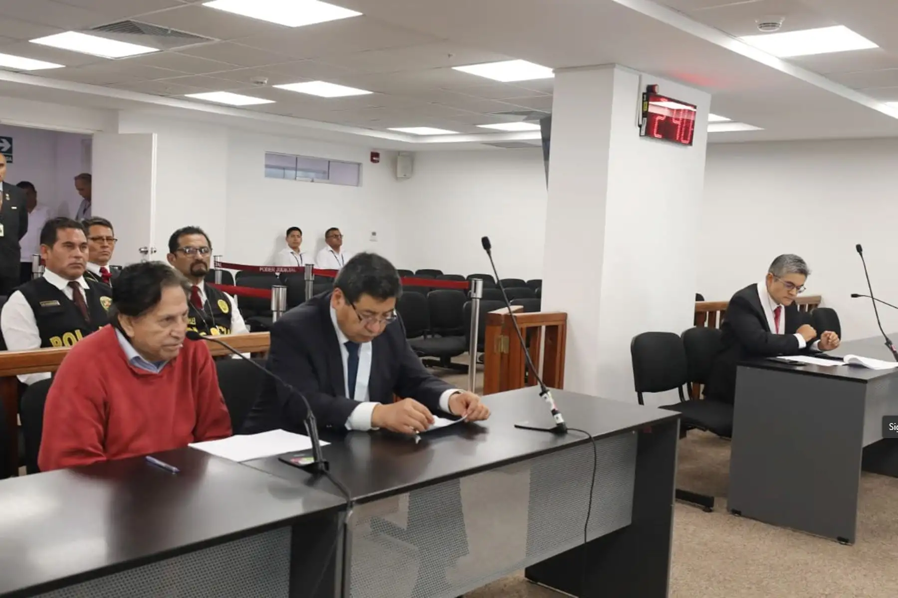 El Poder Judicial, a través de la jueza penal de turno de la Corte Superior Nacional, Margarita Salcedo Guevara, cumple con realizar el procedimiento de control de identidad al expresidente Alejandro Toledo Manrique tras ser extraditado de Estados Unidos.
Foto: Poder Judicial