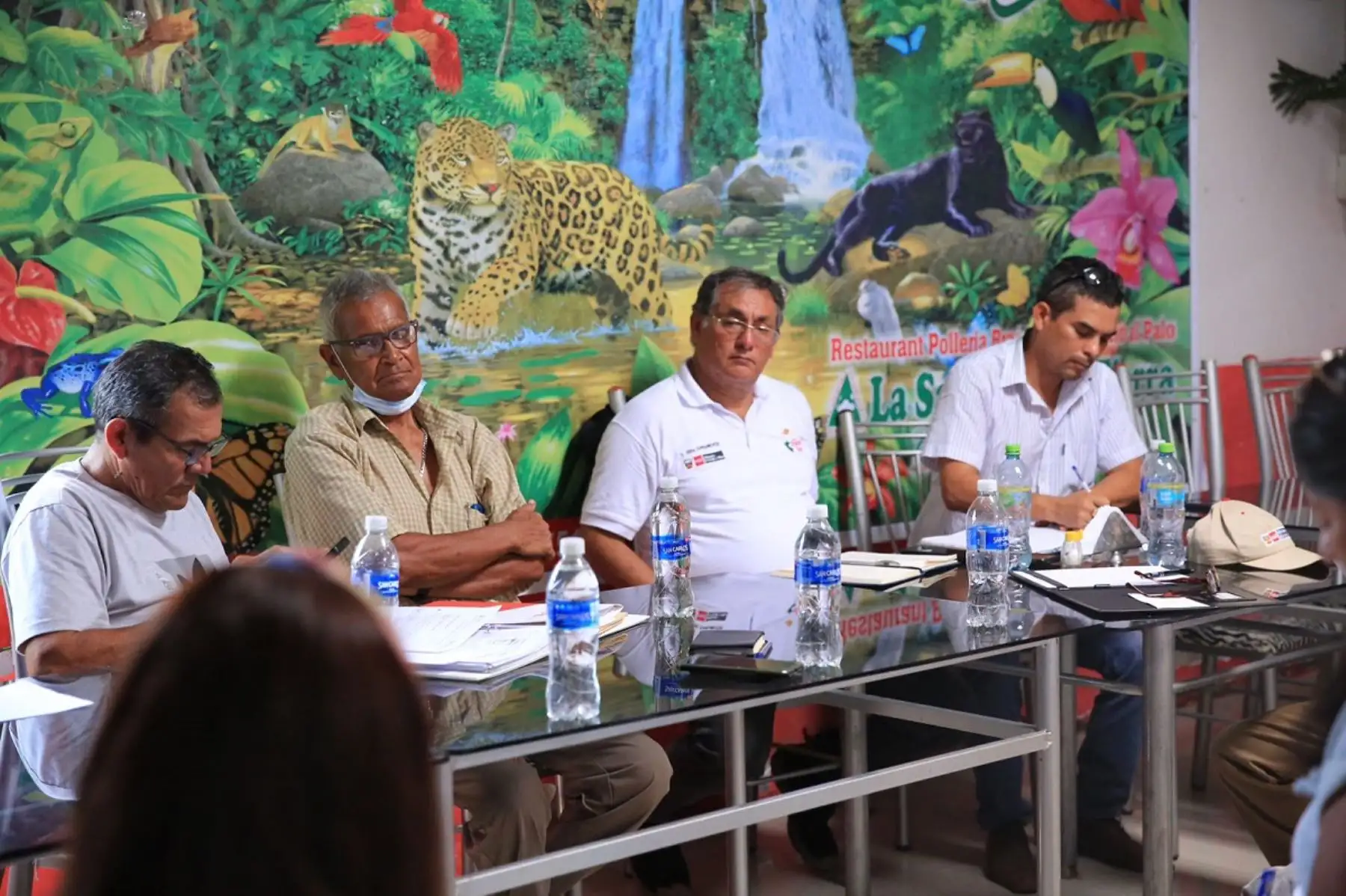 Ministro de Energía y Minas, Óscar Vera, se reunió con representantes de la población El Alto, Piura, para escuchar sus demandas en torno a las empresas petroleras de la zona. Foto: Cortesía.