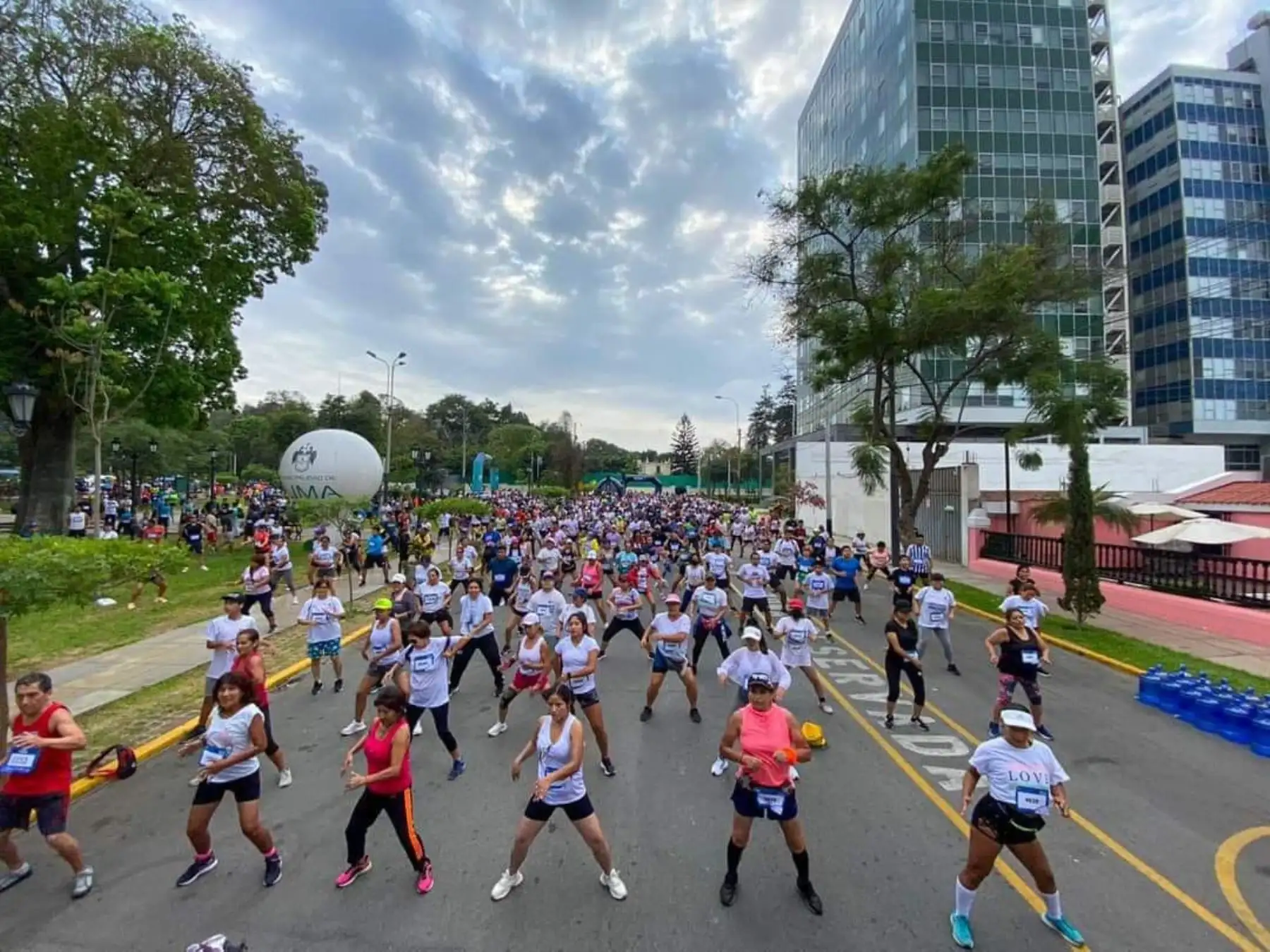 La Municipalidad de Lima organizó la carrera Lima Corre 5k por los damnificados de los huaicos. En horas de la mañana, cientos de deportistas llegaron con donativos hasta el parque Washington, donde se dio inicio a esta gran actividad.
Foto: ANDINA/Muni Lima