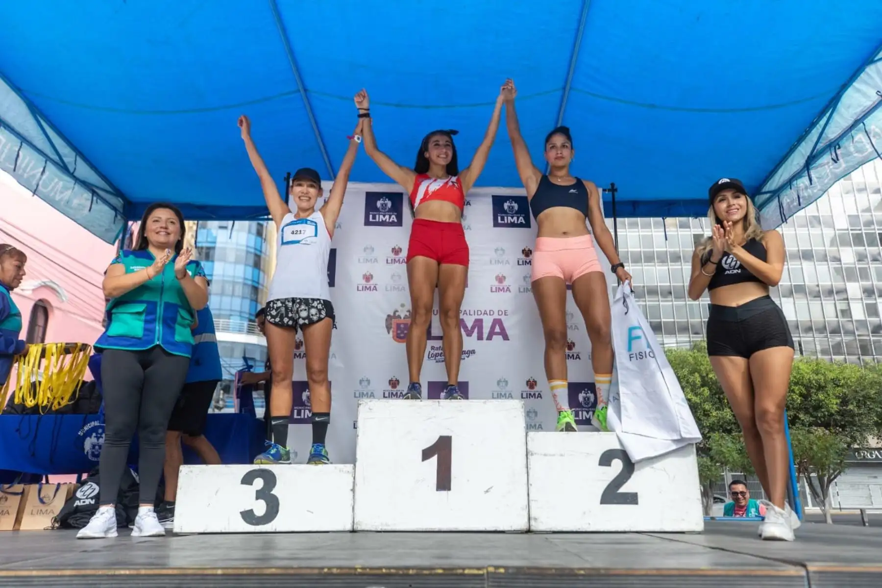 La Municipalidad de Lima organizó la carrera Lima Corre 5k por los damnificados de los huaicos. En horas de la mañana, cientos de deportistas llegaron con donativos hasta el parque Washington, donde se dio inicio a esta gran actividad.
Foto: ANDINA/Muni Lima