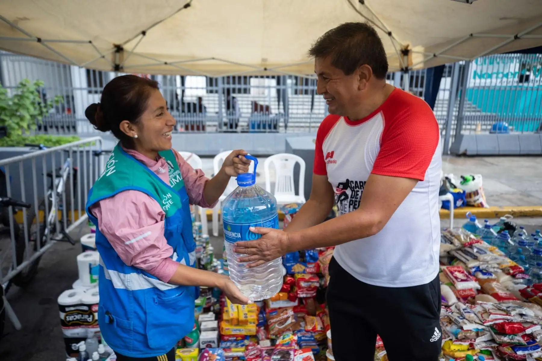 La Municipalidad de Lima organizó la carrera Lima Corre 5k por los damnificados de los huaicos. En horas de la mañana, cientos de deportistas llegaron con donativos hasta el parque Washington, donde se dio inicio a esta gran actividad.
Foto: ANDINA/Muni Lima