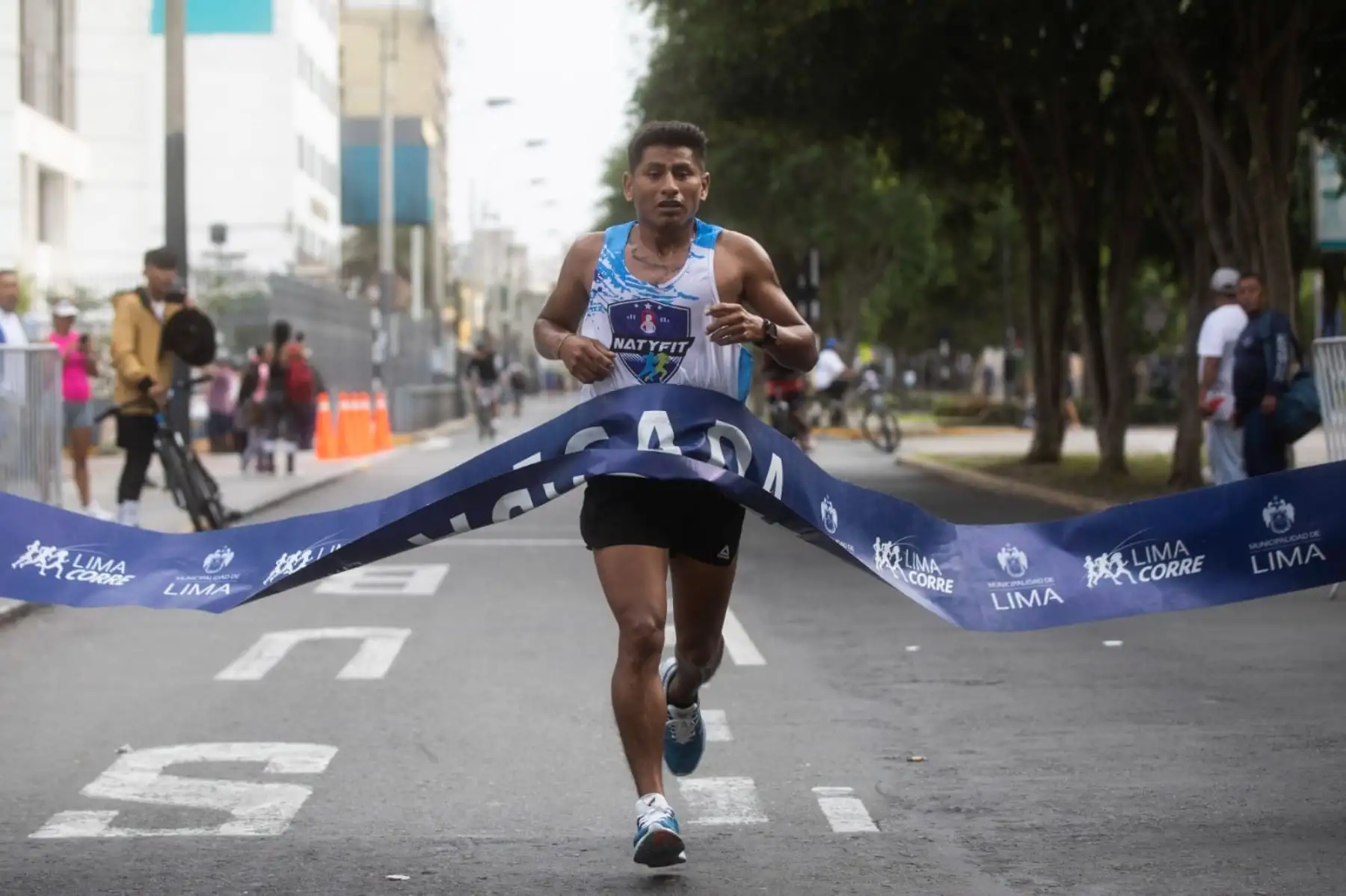 La Municipalidad de Lima organizó la carrera Lima Corre 5k por los damnificados de los huaicos. En horas de la mañana, cientos de deportistas llegaron con donativos hasta el parque Washington, donde se dio inicio a esta gran actividad.
Foto: ANDINA/Muni Lima