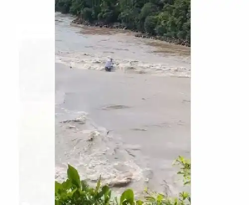 Embarcación naufraga cuando cruzaba el río Huallaga, a la altura del distrito de Chazuta, en la provincia y región San Martín. Foto: Captura TV