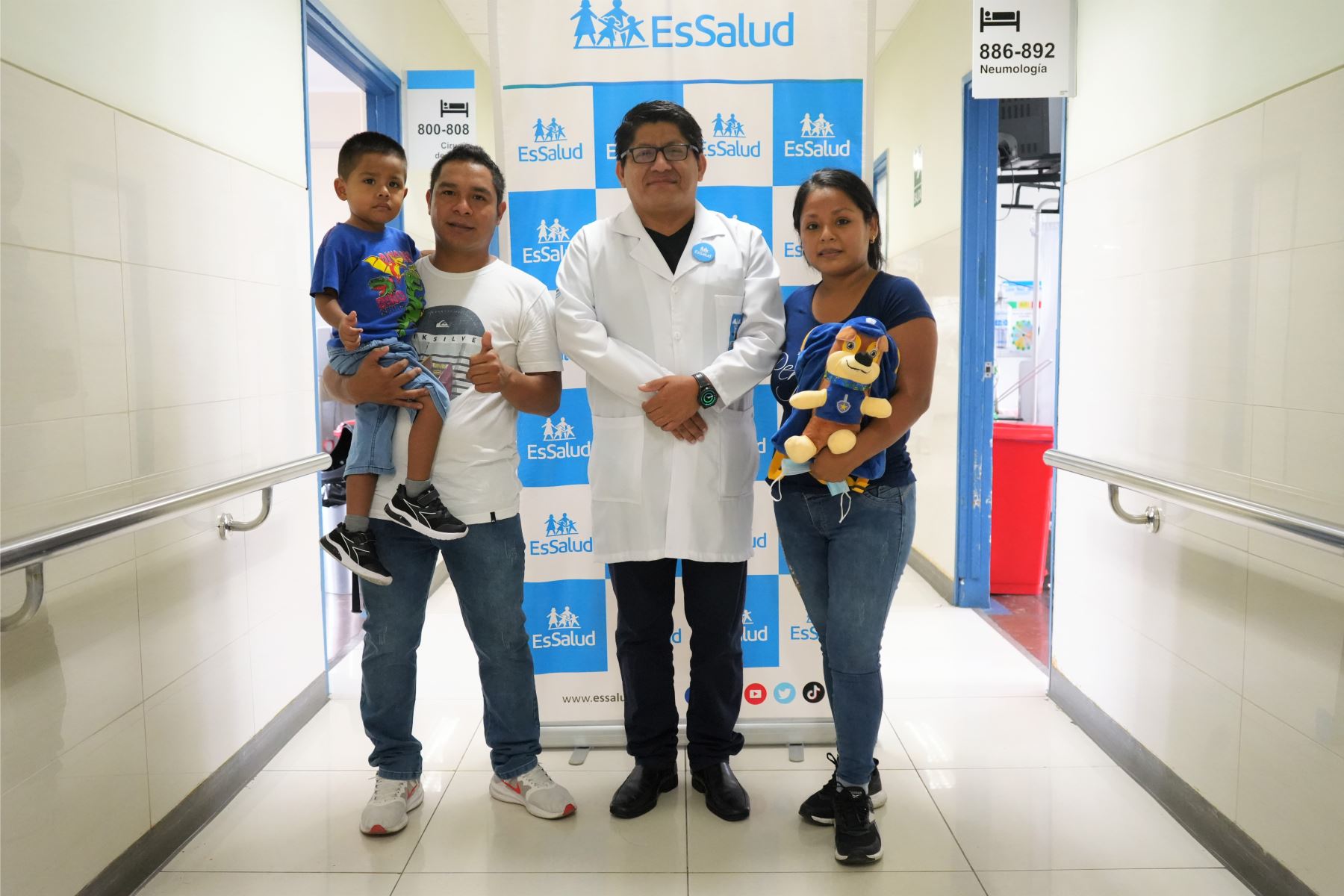 Liam  ha vuelto a la vida y goza de perfecta salud al lado de su papá y mamá. El doctor , José Palacios León, lideró al equipo de especialistas que extrajo un gran tumor del pulmón del menor. ANDINA/ EsSalud.