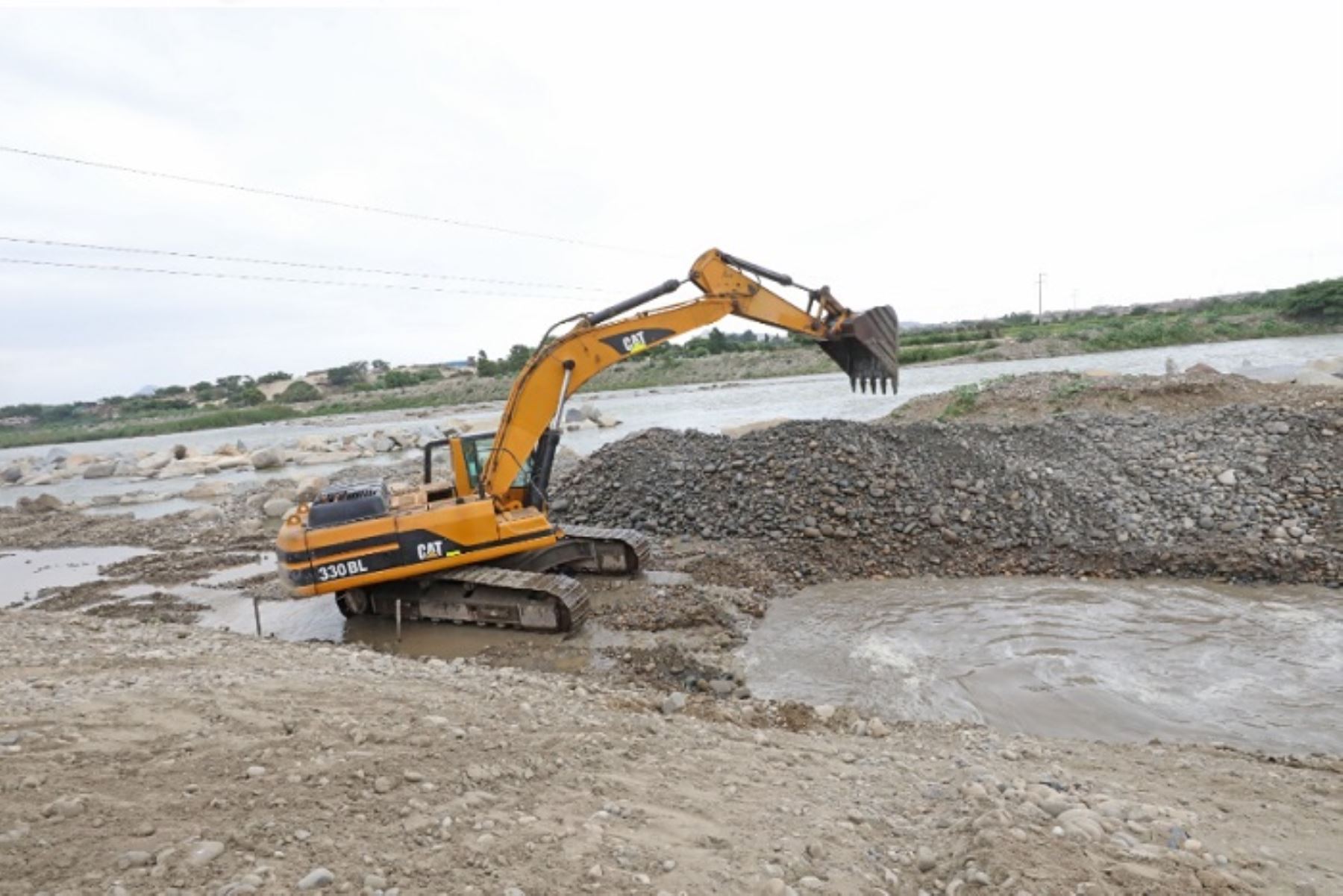 Con apoyo de maquinaria pesada del Ministerio de Vivienda se iniciaron los trabajos de descolmatación de la quebrada Primavera, ubicada en el distrito de Canoas Punta Sal, en Tumbes. ANDINA/Difusión