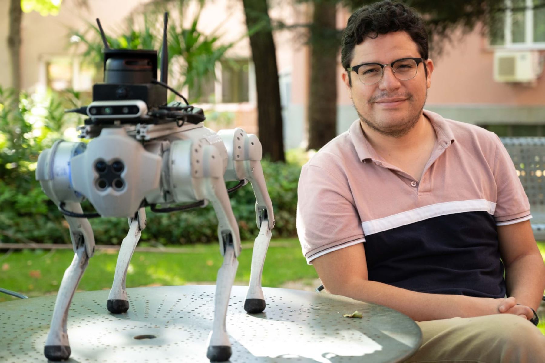El ingeniero peruano Gerardo Portilla diseñó a Tefi, un prototipo de robot cuadrúpedo con inteligencia artificial. Foto: ANDINA/Cortesía Video CSIC
