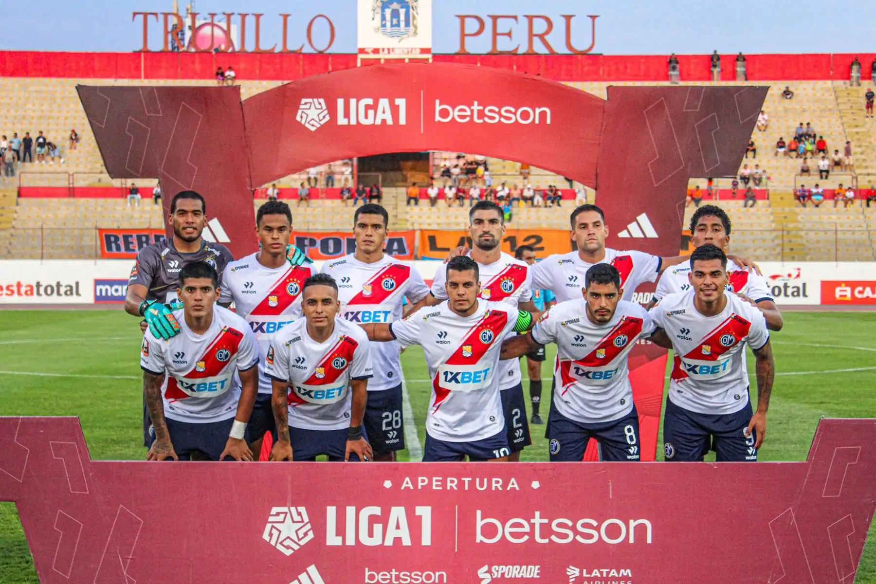 Equipo del Deportivo Municipal que se enfrenta hoy  al club César Vallejo  por la fecha 13 del Torneo Apertura de la Liga 1. Este duelo se realiza en el estadio Mansiche de Trujillo. 
Foto: Liga 1