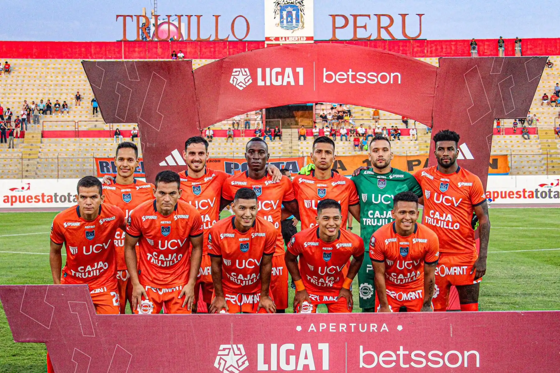 Equipo del club César Vallejo  que se enfrenta hoy  al  club  Deportivo Municipal por la fecha 13 del Torneo Apertura de la Liga 1. Este duelo se realiza en el estadio Mansiche de Trujillo. 
Foto: Liga 1
