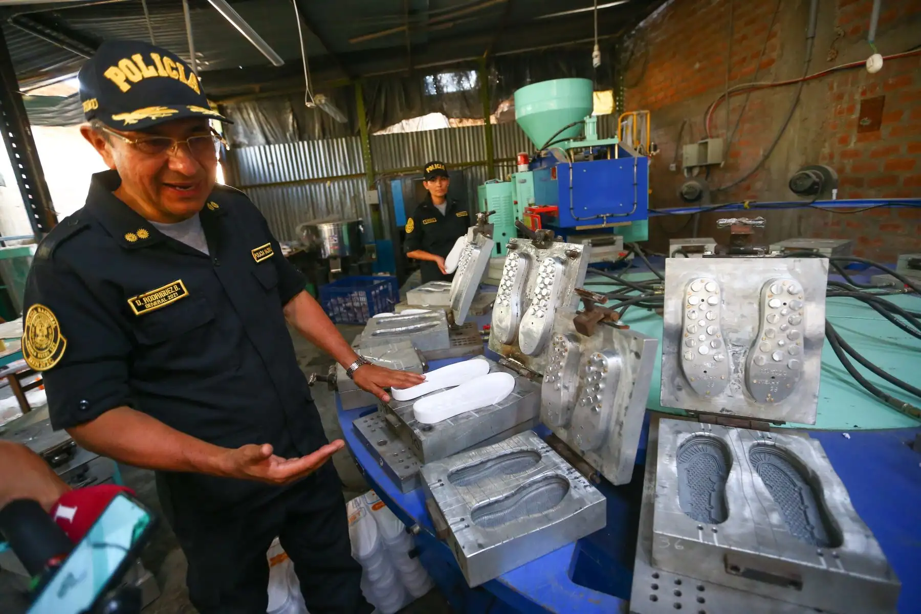 La Policía Nacional del Perú, a través de la Dirección de la Policía Fiscal, realizó una intervención a un taller que se dedicaba a moldear plantas de zapatillas de reconocidas marcas, logrando incautar un valor de aprox. de 2 millones de soles, así como la detención de una persona, en el distrito de Comas.
Foto: ANDINA/Eddy Ramos