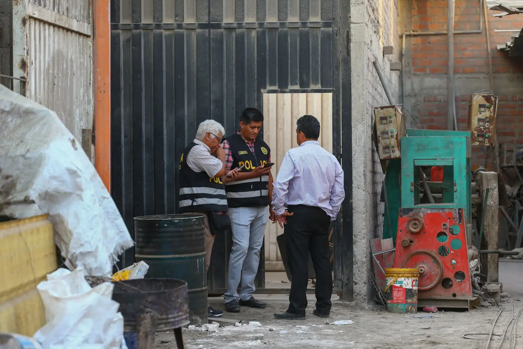 La Policía Nacional del Perú, a través de la Dirección de la Policía Fiscal, realizó una intervención a un taller que se dedicaba a moldear plantas de zapatillas de reconocidas marcas, logrando incautar un valor de aprox. de 2 millones de soles, así como la detención de una persona, en el distrito de Comas.
Foto: ANDINA/Eddy Ramos