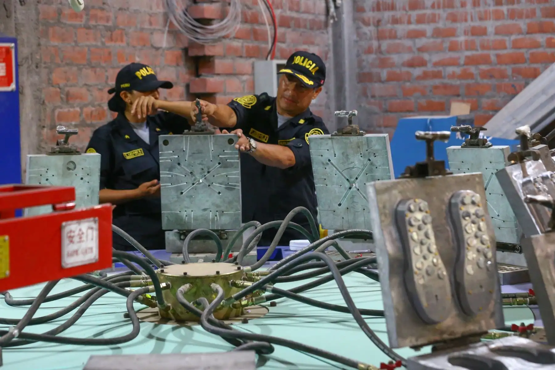 La Policía Nacional del Perú, a través de la Dirección de la Policía Fiscal, realizó una intervención a un taller que se dedicaba a moldear plantas de zapatillas de reconocidas marcas, logrando incautar un valor de aprox. de 2 millones de soles, así como la detención de una persona, en el distrito de Comas.
Foto: ANDINA/Eddy Ramos