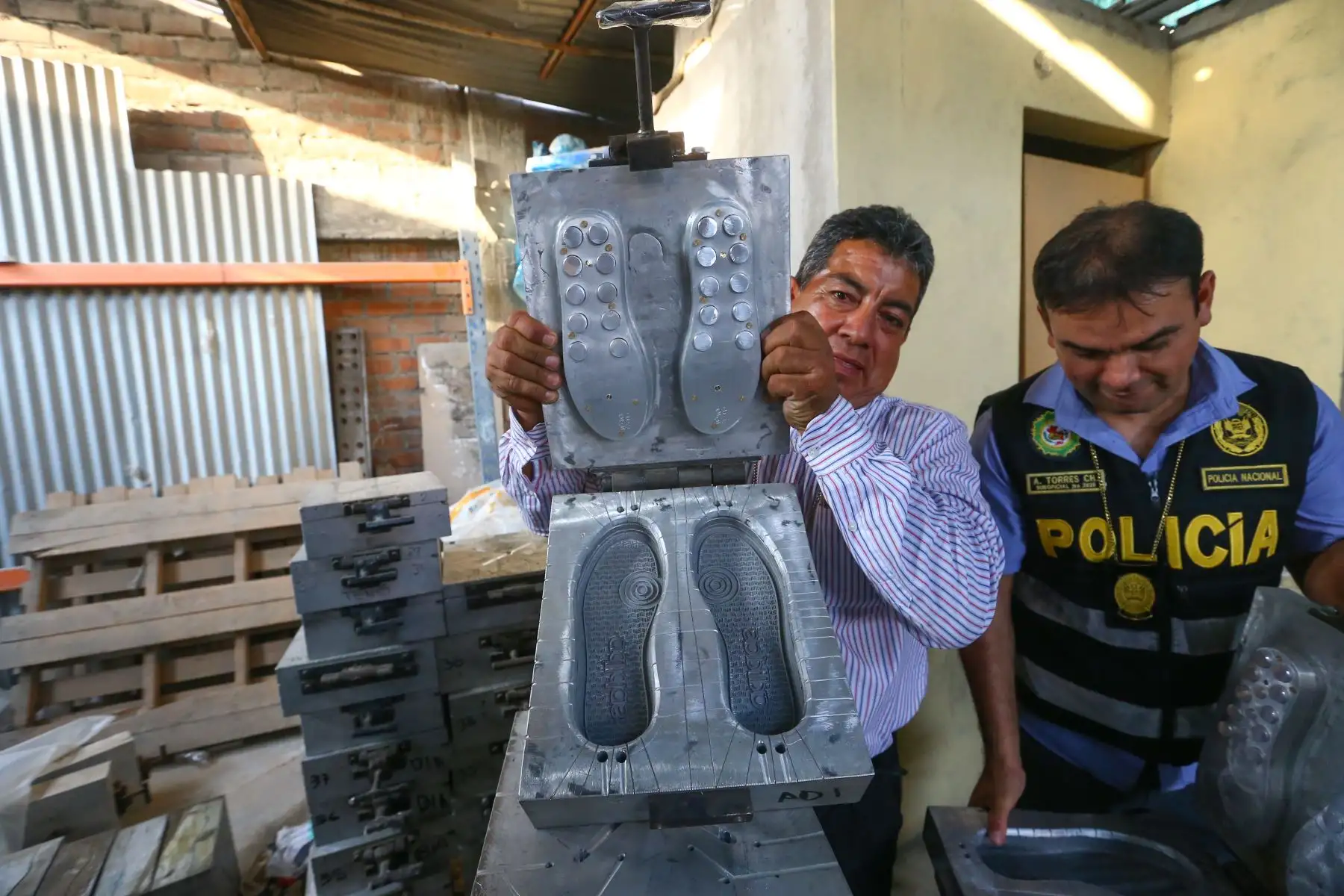 La Policía Nacional del Perú, a través de la Dirección de la Policía Fiscal, realizó una intervención a un taller que se dedicaba a moldear plantas de zapatillas de reconocidas marcas, logrando incautar un valor de aprox. de 2 millones de soles, así como la detención de una persona, en el distrito de Comas.
Foto: ANDINA/Eddy Ramos