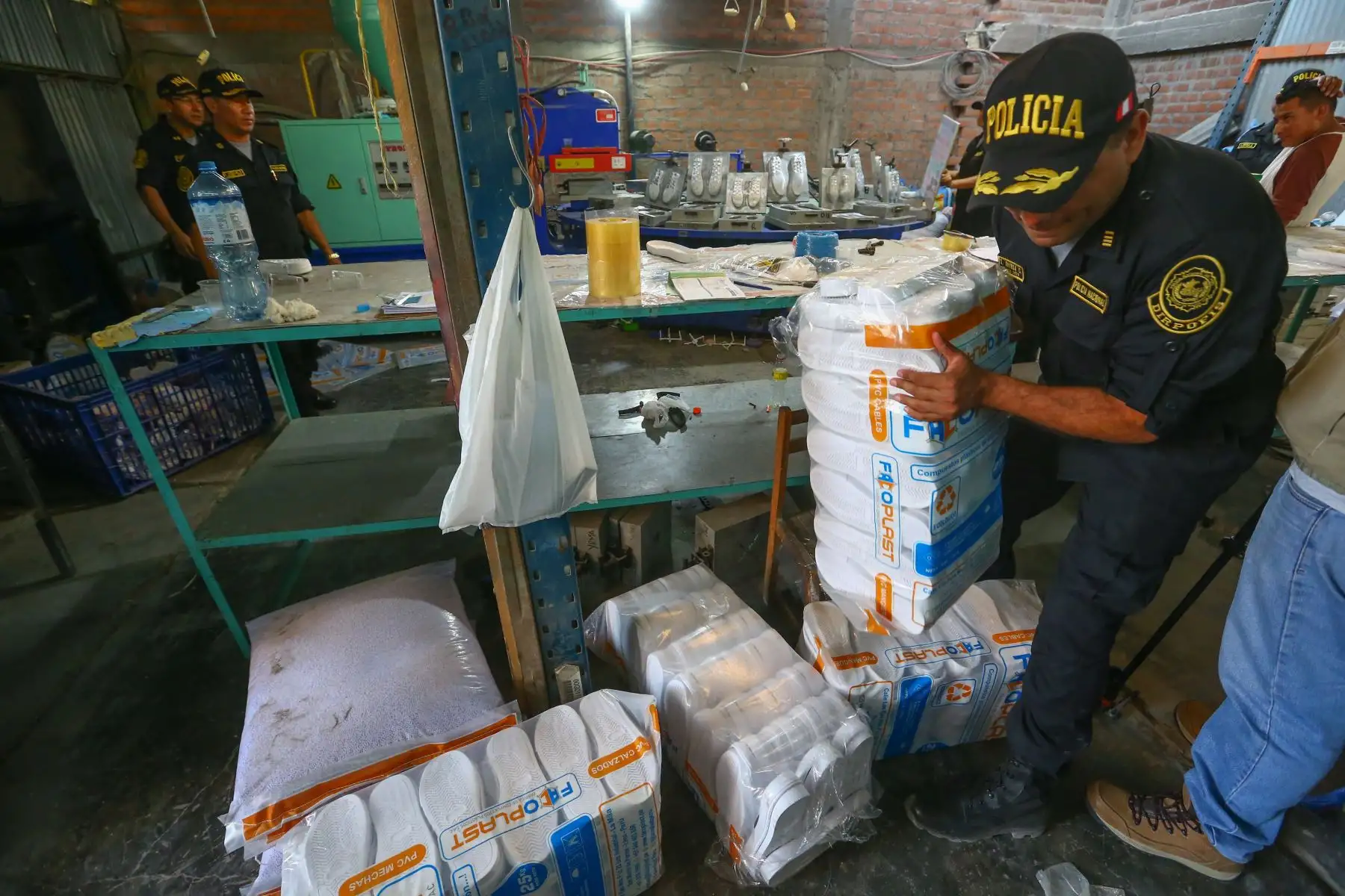 La Policía Nacional del Perú, a través de la Dirección de la Policía Fiscal, realizó una intervención a un taller que se dedicaba a moldear plantas de zapatillas de reconocidas marcas, logrando incautar un valor de aprox. De 2 millones de soles, así como la detención de una persona, en el distrito de Comas.
Foto: ANDINA/Eddy Ramos