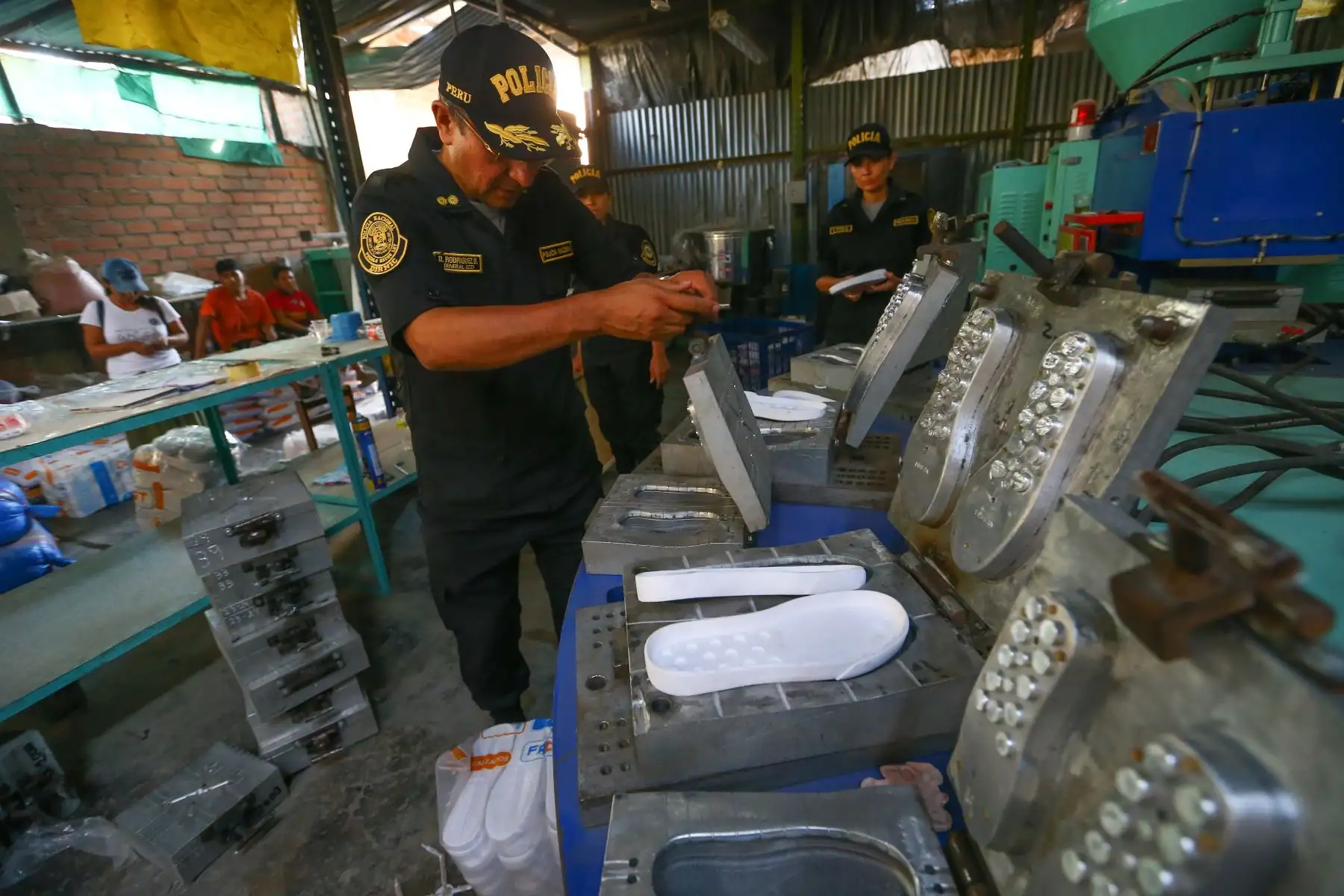 La Policía Nacional del Perú, a través de la Dirección de la Policía Fiscal, realizó una intervención a un taller que se dedicaba a moldear plantas de zapatillas de reconocidas marcas, logrando incautar un valor de aprox. De 2 millones de soles, así como la detención de una persona, en el distrito de Comas.
Foto: ANDINA/Eddy Ramos