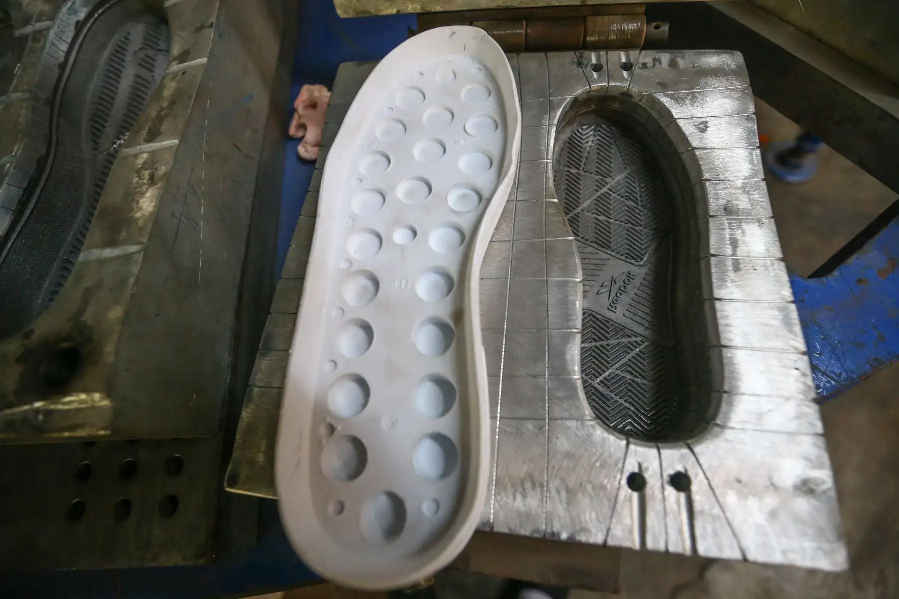 La Policía Nacional del Perú, a través de la Dirección de la Policía Fiscal, realizó una intervención a un taller que se dedicaba a moldear plantas de zapatillas de reconocidas marcas, logrando incautar un valor de aprox. De 2 millones de soles, así como la detención de una persona, en el distrito de Comas.
Foto: ANDINA/Eddy Ramos
