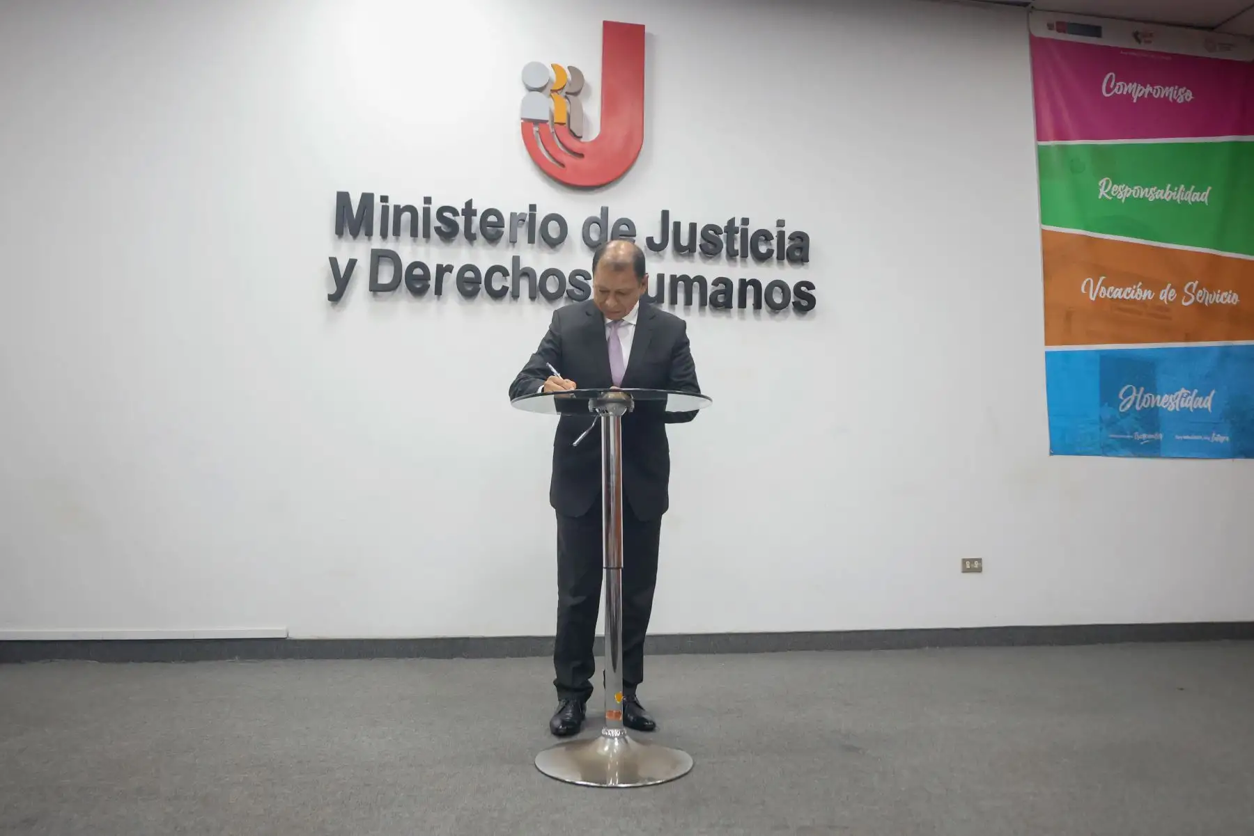 En su primera actividad pública como ministro de Justicia y Derechos Humanos, Daniel Maurate Romero suscribió esta tarde la Resolución Ministerial que aprueba el cuarto listado de beneficiarios del apoyo económico que otorga el Estado a favor de los deudos de las víctimas y heridos de gravedad durante las movilizaciones realizadas entre el 8 de diciembre del 2022 y el 10 de febrero del 2023.
Foto: ANDINA/MINJUS
