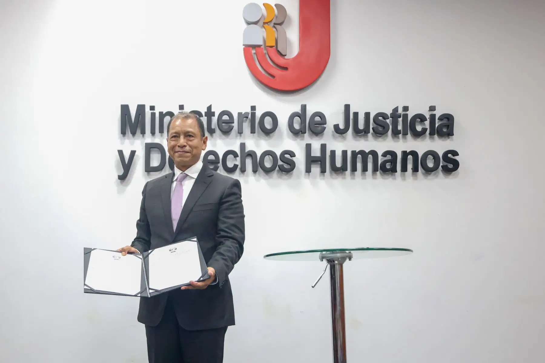En su primera actividad pública como ministro de Justicia y Derechos Humanos, Daniel Maurate Romero suscribió esta tarde la Resolución Ministerial que aprueba el cuarto listado de beneficiarios del apoyo económico que otorga el Estado a favor de los deudos de las víctimas y heridos de gravedad durante las movilizaciones realizadas entre el 8 de diciembre del 2022 y el 10 de febrero del 2023.
Foto: ANDINA/MINJUS