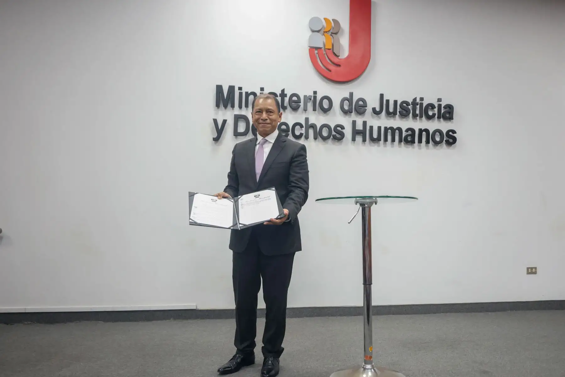 En su primera actividad pública como ministro de Justicia y Derechos Humanos, Daniel Maurate Romero suscribió esta tarde la Resolución Ministerial que aprueba el cuarto listado de beneficiarios del apoyo económico que otorga el Estado a favor de los deudos de las víctimas y heridos de gravedad durante las movilizaciones realizadas entre el 8 de diciembre del 2022 y el 10 de febrero del 2023.
Foto: ANDINA/MINJUS