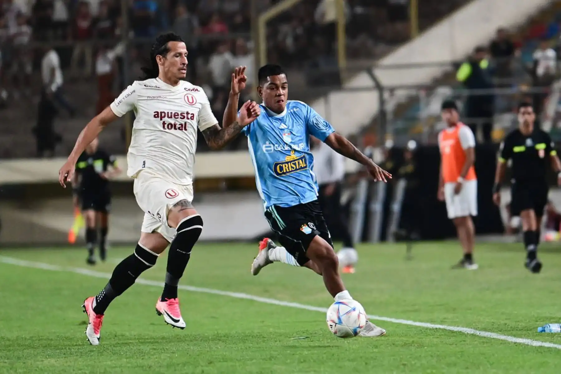 El jugador de Universitario de Deportes, Williams Riveros disputa el balón con el jugador de Sporting Cristal por  la jornada 13 del Torneo Apertura  de la Liga 1 Betsson 2023 , en el estadio Monumental de Ate.
Foto: Liga 1