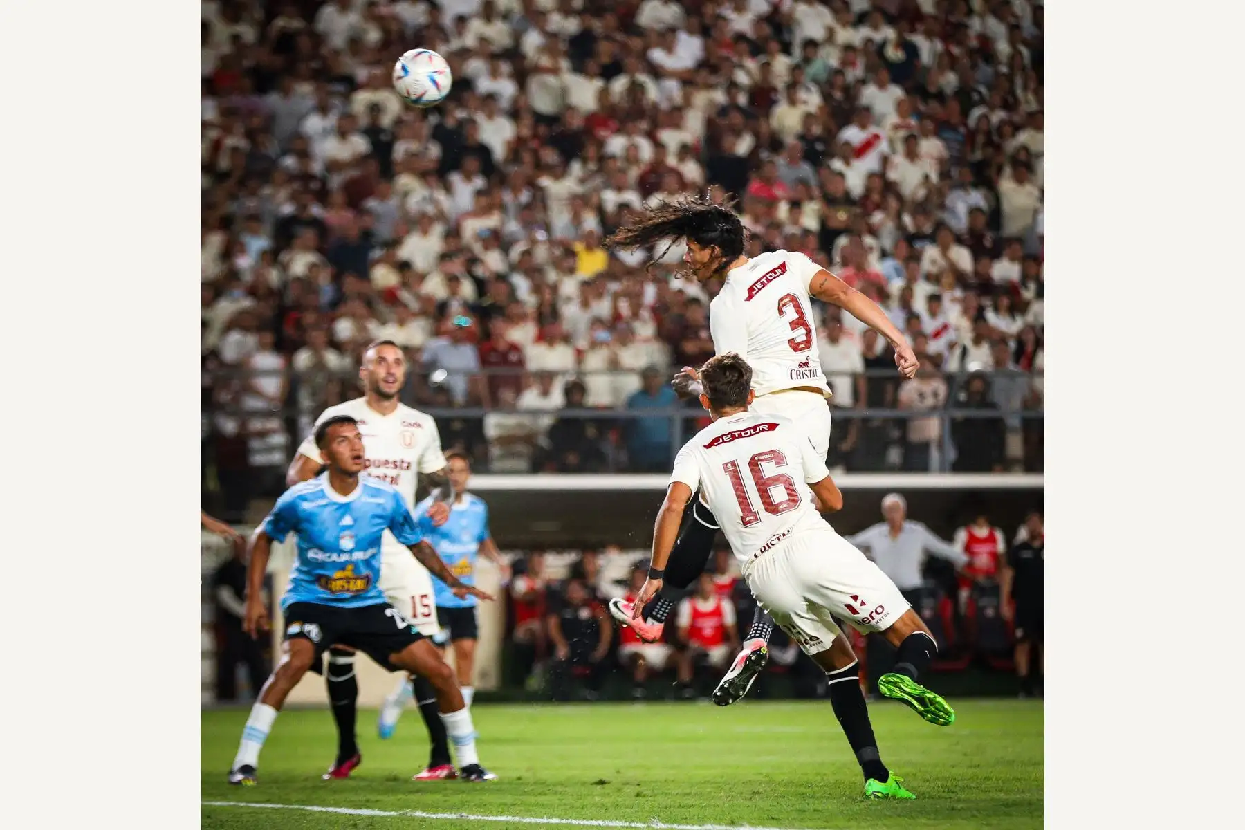El jugador de Universitario de Deportes, Williams Riveros intenta anotar ante el equipo Sporting Cristal por  la jornada 13 del Torneo Apertura  de la Liga 1 Betsson 2023 , en el estadio Monumental de Ate.
Foto: Universitario