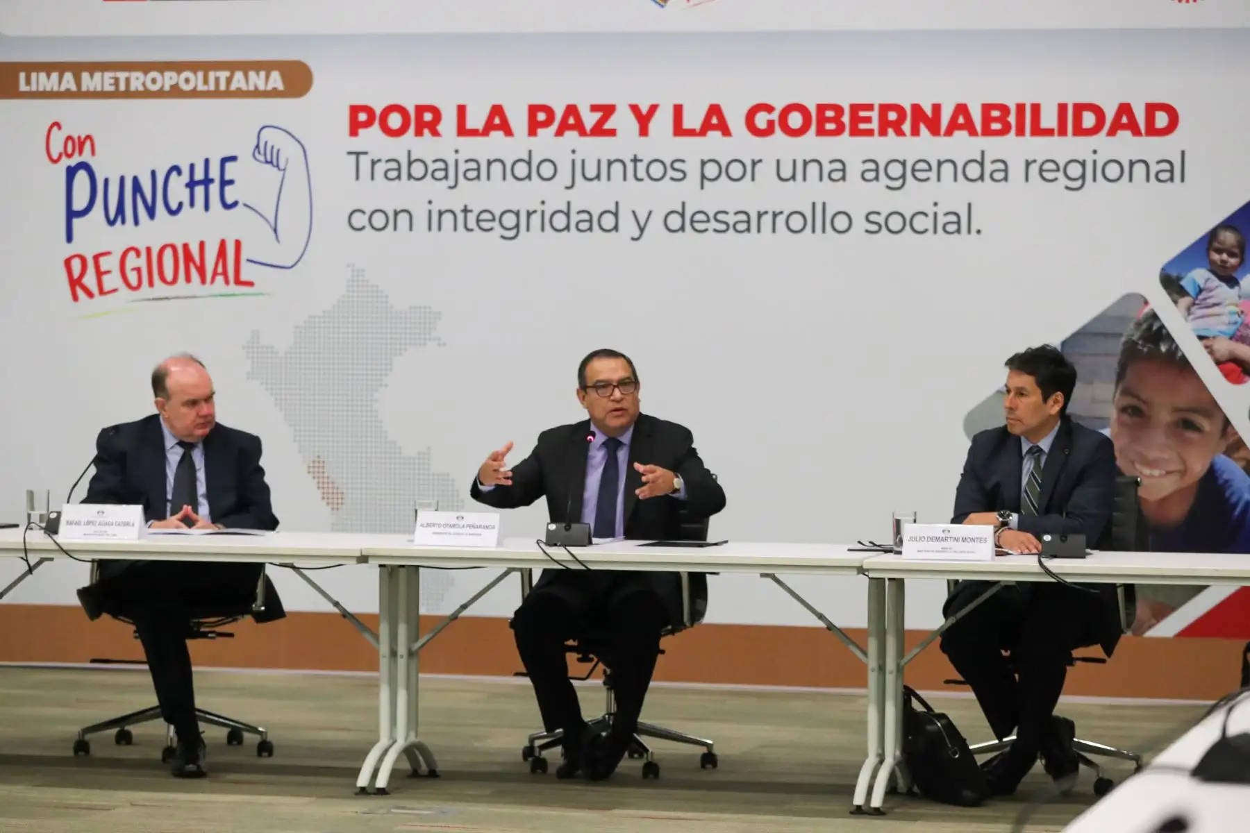 El titular de la PCM inauguró la mesa “Con Punche Regional en Lima Metropolitana”. Durante la ceremonia de inauguración de esta iniciativa, donde participó el alcalde de Lima, Rafael López Aliaga, y el ministro de Desarrollo e Inclusión Social, Julio Demartini, dijo que también se busca acortar la brecha de infraestructura que existe en la ciudad capital.  Foto: PCM