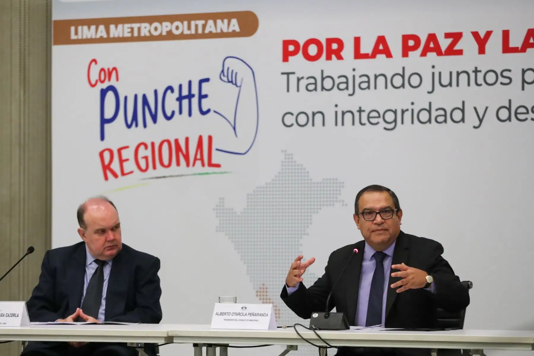 El titular de la PCM inauguró la mesa “Con Punche Regional en Lima Metropolitana”. Durante la ceremonia de inauguración de esta iniciativa, donde participó el alcalde de Lima, Rafael López Aliaga, y el ministro de Desarrollo e Inclusión Social, Julio Demartini, dijo que también se busca acortar la brecha de infraestructura que existe en la ciudad capital.  Foto: PCM