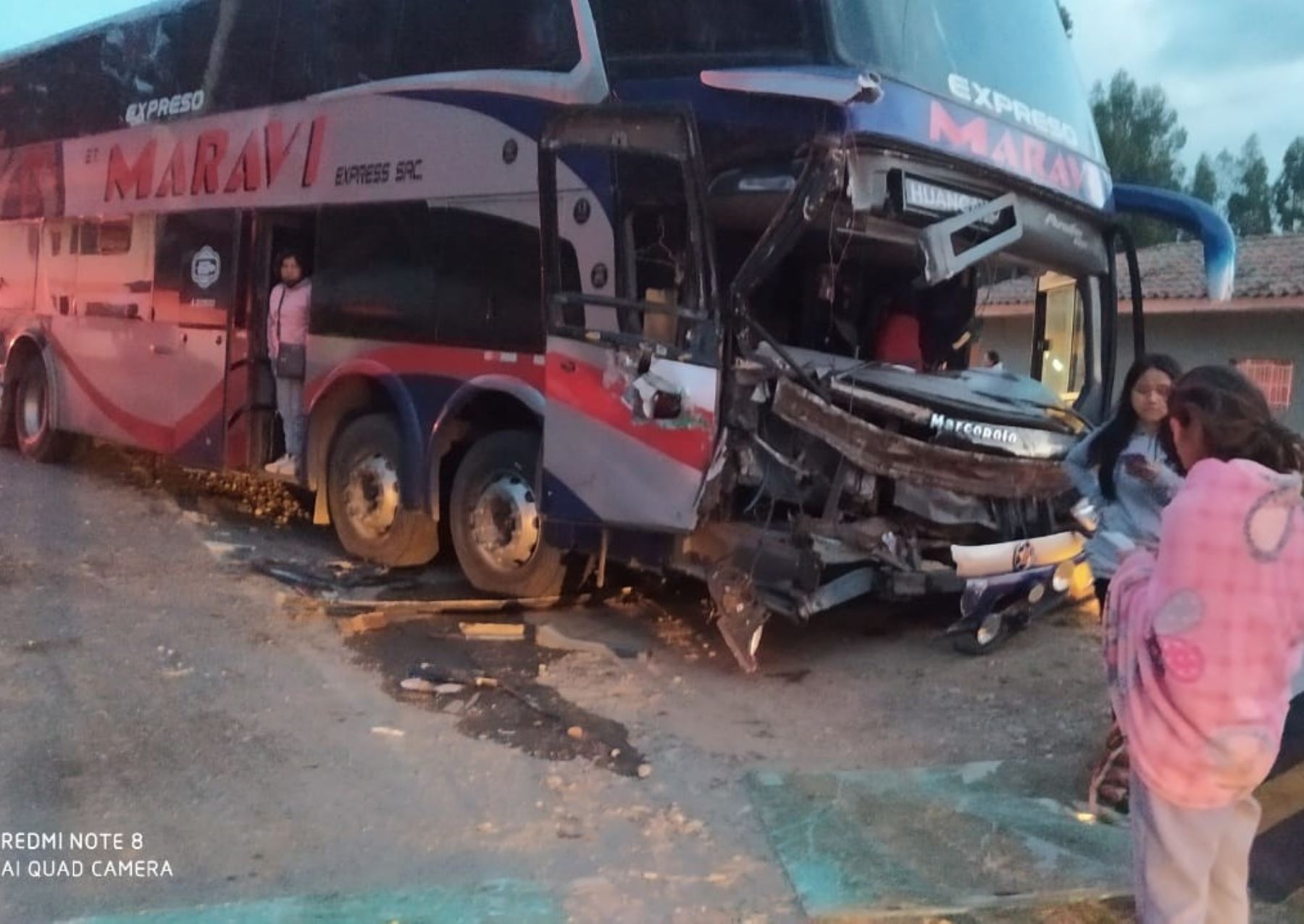 El choque de un bus interprovincial con un tractor en la carretera Central dejó un fallecido y varios heridos.