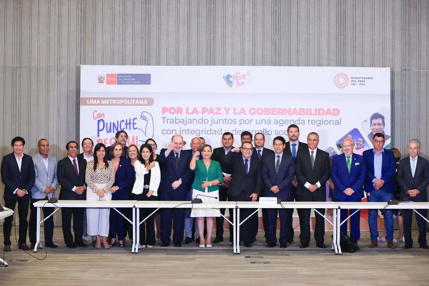 Como parte del compromiso del Ejecutivo con la paz y la gobernabilidad, el premier Alberto Otárola Peñaranda, acompañado por la presidenta de la República, Dina Boluarte, anunció que la ejecución de los proyectos emblemáticos y estratégicos que requiere Lima Metropolitana serán ejecutados a través de la Autoridad Nacional de Infraestructura. Ejecutivo y alcaldes de Lima plantearon medidas para atender problemas vinculados a transporte, agua y saneamiento y seguridad ciudadana.
Foto: ANDINA/Presidencia Perú