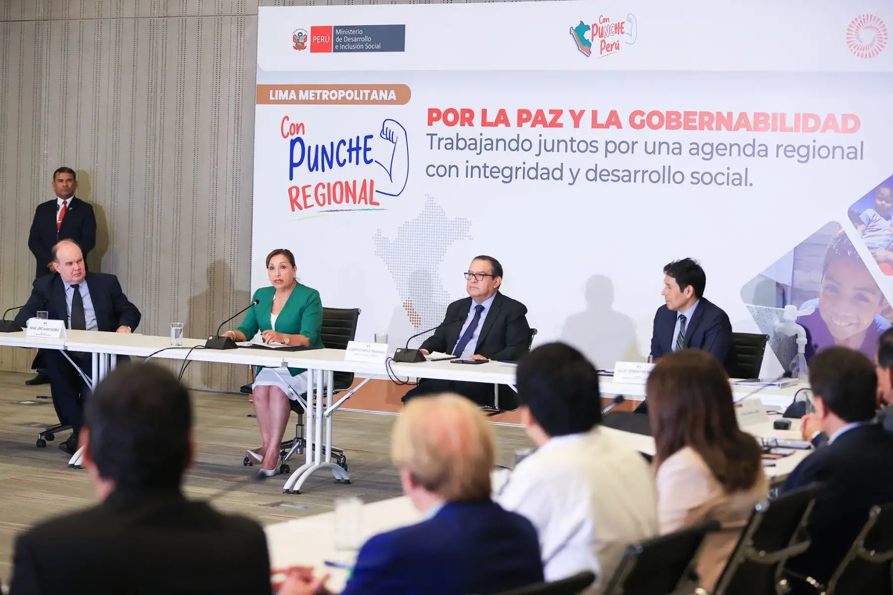 Como parte del compromiso del Ejecutivo con la paz y la gobernabilidad, el premier Alberto Otárola Peñaranda, acompañado por la presidenta de la República, Dina Boluarte, anunció que la ejecución de los proyectos emblemáticos y estratégicos que requiere Lima Metropolitana serán ejecutados a través de la Autoridad Nacional de Infraestructura.Ejecutivo y alcaldes de Lima plantearon medidas para atender problemas vinculados a transporte, agua y saneamiento y seguridad ciudadana.
Foto: ANDINA/Presidencia Perú