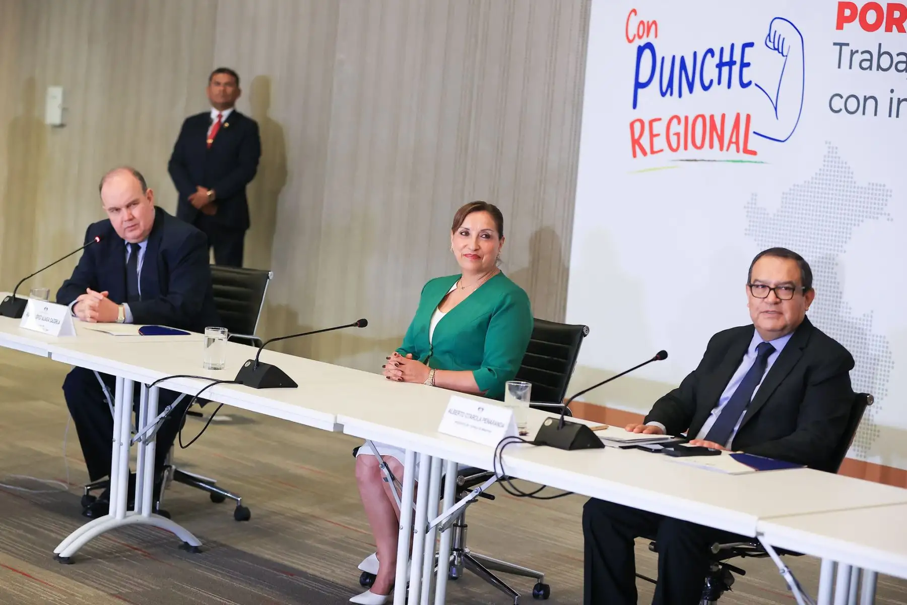 Como parte del compromiso del Ejecutivo con la paz y la gobernabilidad, el premier Alberto Otárola Peñaranda, acompañado por la presidenta de la República, Dina Boluarte, anunció que la ejecución de los proyectos emblemáticos y estratégicos que requiere Lima Metropolitana serán ejecutados a través de la Autoridad Nacional de Infraestructura. Ejecutivo y alcaldes de Lima plantearon medidas para atender problemas vinculados a transporte, agua y saneamiento y seguridad ciudadana.
Foto: ANDINA/Presidencia Perú