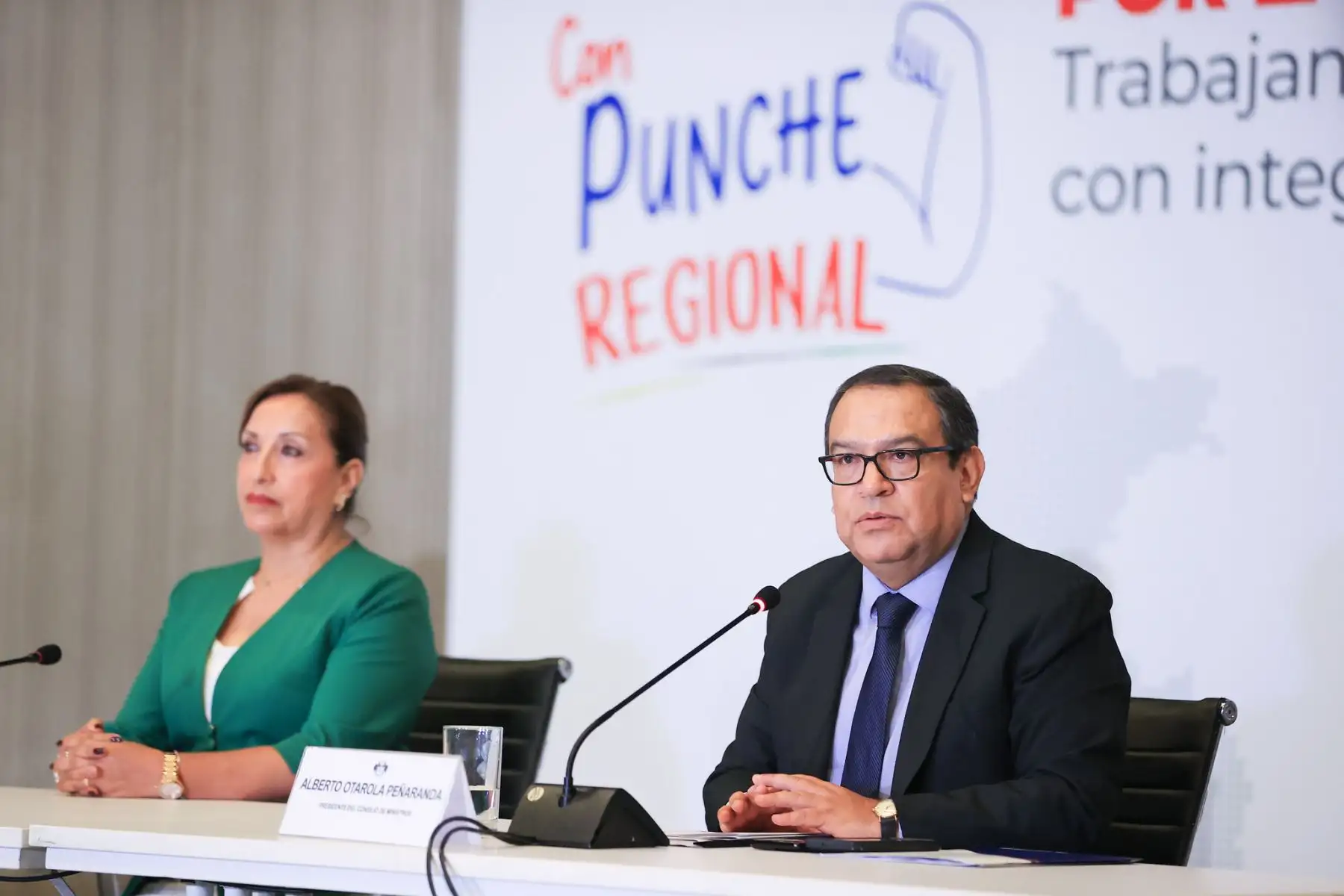 Como parte del compromiso del Ejecutivo con la paz y la gobernabilidad, el premier Alberto Otárola Peñaranda, acompañado por la presidenta de la República, Dina Boluarte, anunció que la ejecución de los proyectos emblemáticos y estratégicos que requiere Lima Metropolitana serán ejecutados a través de la Autoridad Nacional de Infraestructura. Ejecutivo y alcaldes de Lima plantearon medidas para atender problemas vinculados a transporte, agua y saneamiento y seguridad ciudadana.
Foto: ANDINA/Presidencia Perú