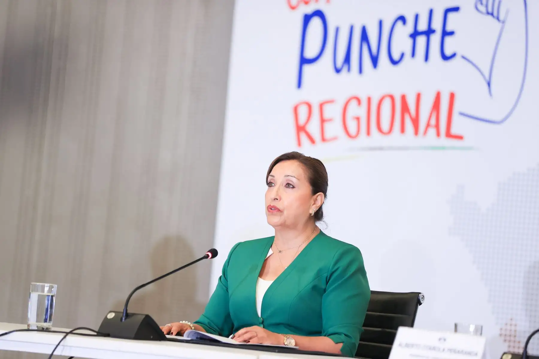 Como parte del compromiso del Ejecutivo con la paz y la gobernabilidad, el premier Alberto Otárola Peñaranda, acompañado por la presidenta de la República, Dina Boluarte, anunció que la ejecución de los proyectos emblemáticos y estratégicos que requiere Lima Metropolitana serán ejecutados a través de la Autoridad Nacional de Infraestructura. Ejecutivo y alcaldes de Lima plantearon medidas para atender problemas vinculados a transporte, agua y saneamiento y seguridad ciudadana.
Foto: ANDINA/Presidencia Perú