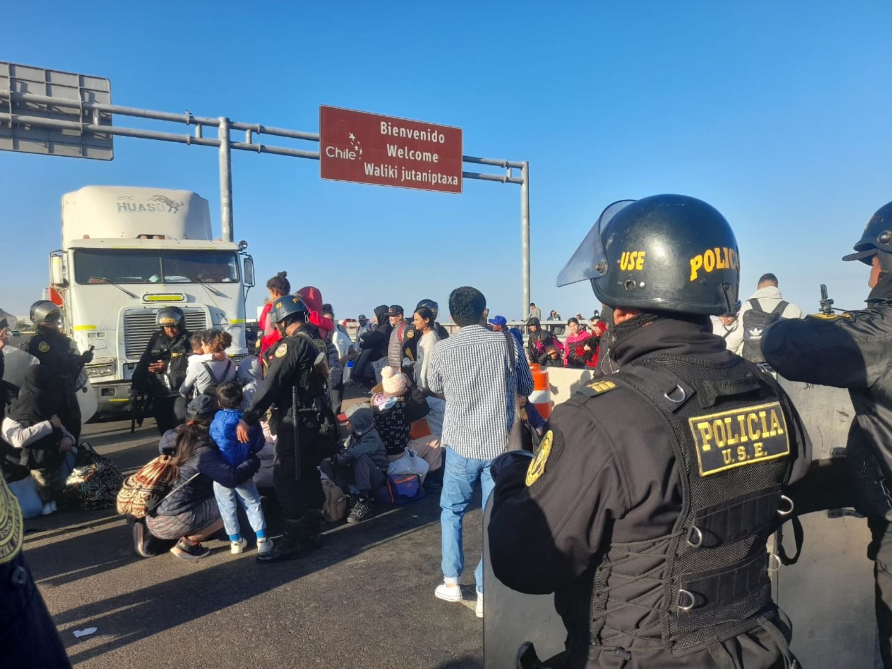 Ciudadanos extranjeros indocumentados, que se encuentran varados en la frontera sur, insisten en bloquear la carretera que une Tacna con Chile. Foto: Yudith Aguilar
